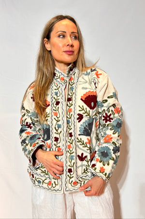 Samtjacke kombinieren: 5 Looks mit handbestickten Suzani-Jacken