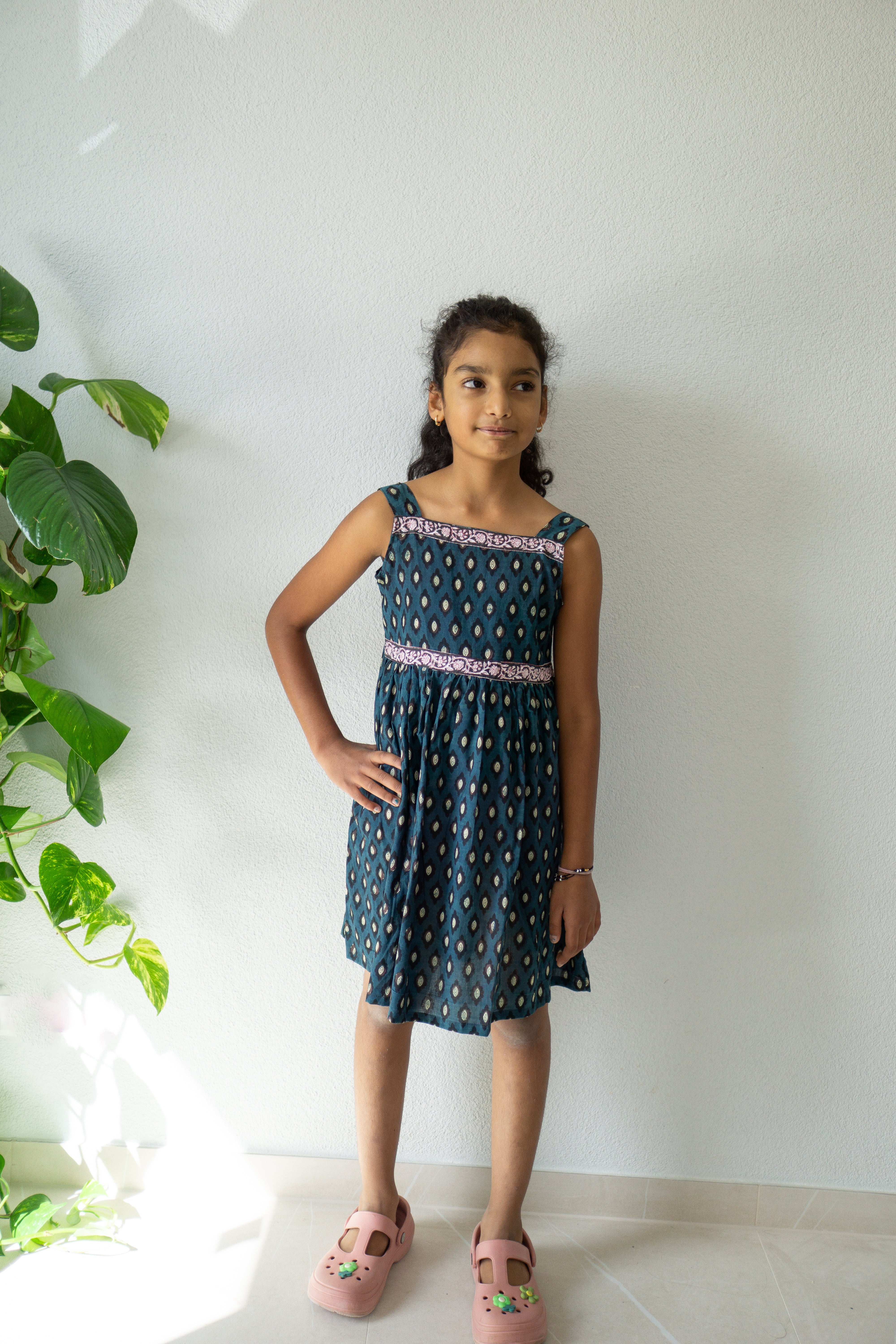 Ärmelloses, handgeblocktes Kleid aus Indigo-Ikat