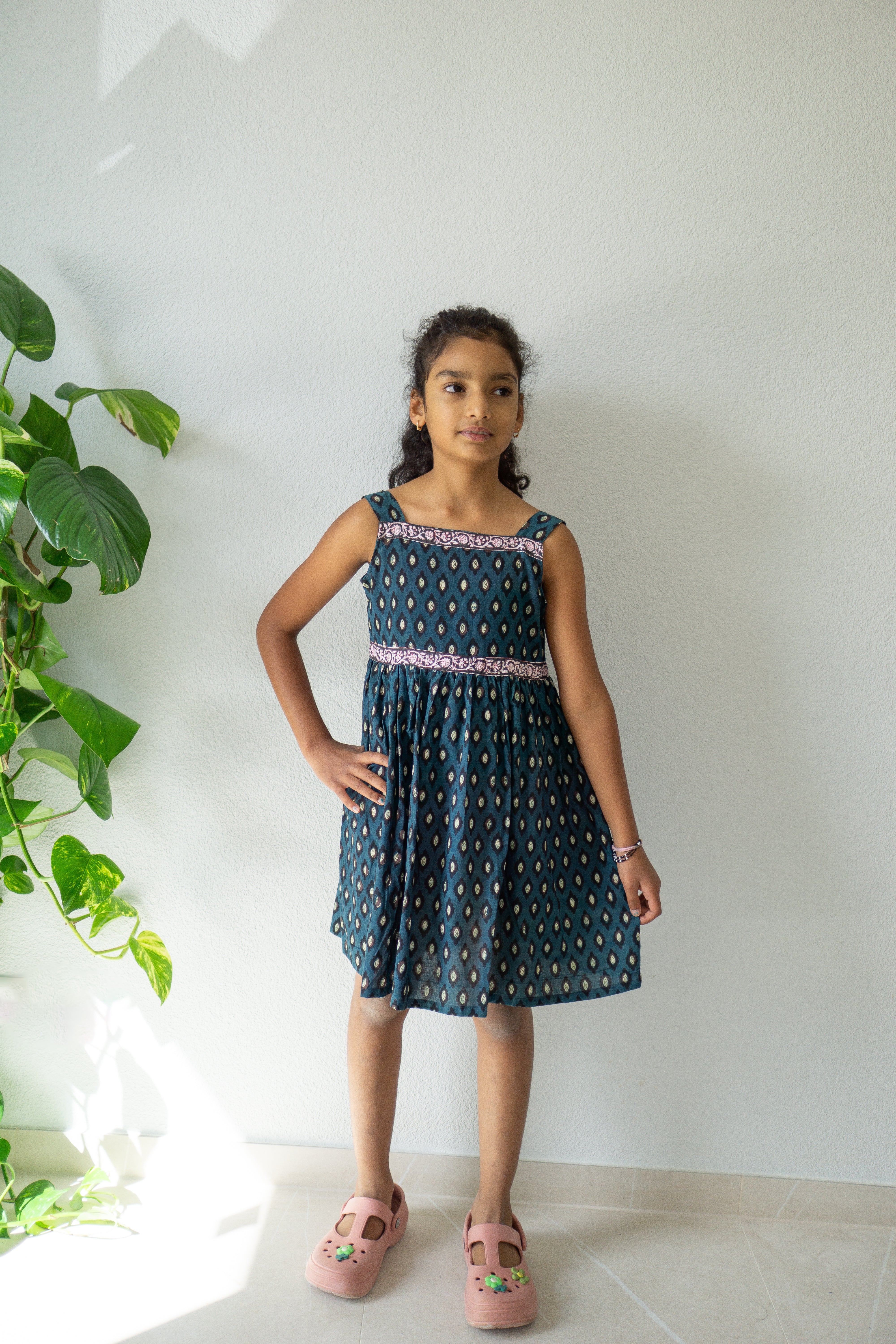 Ärmelloses, handgeblocktes Kleid aus Indigo-Ikat