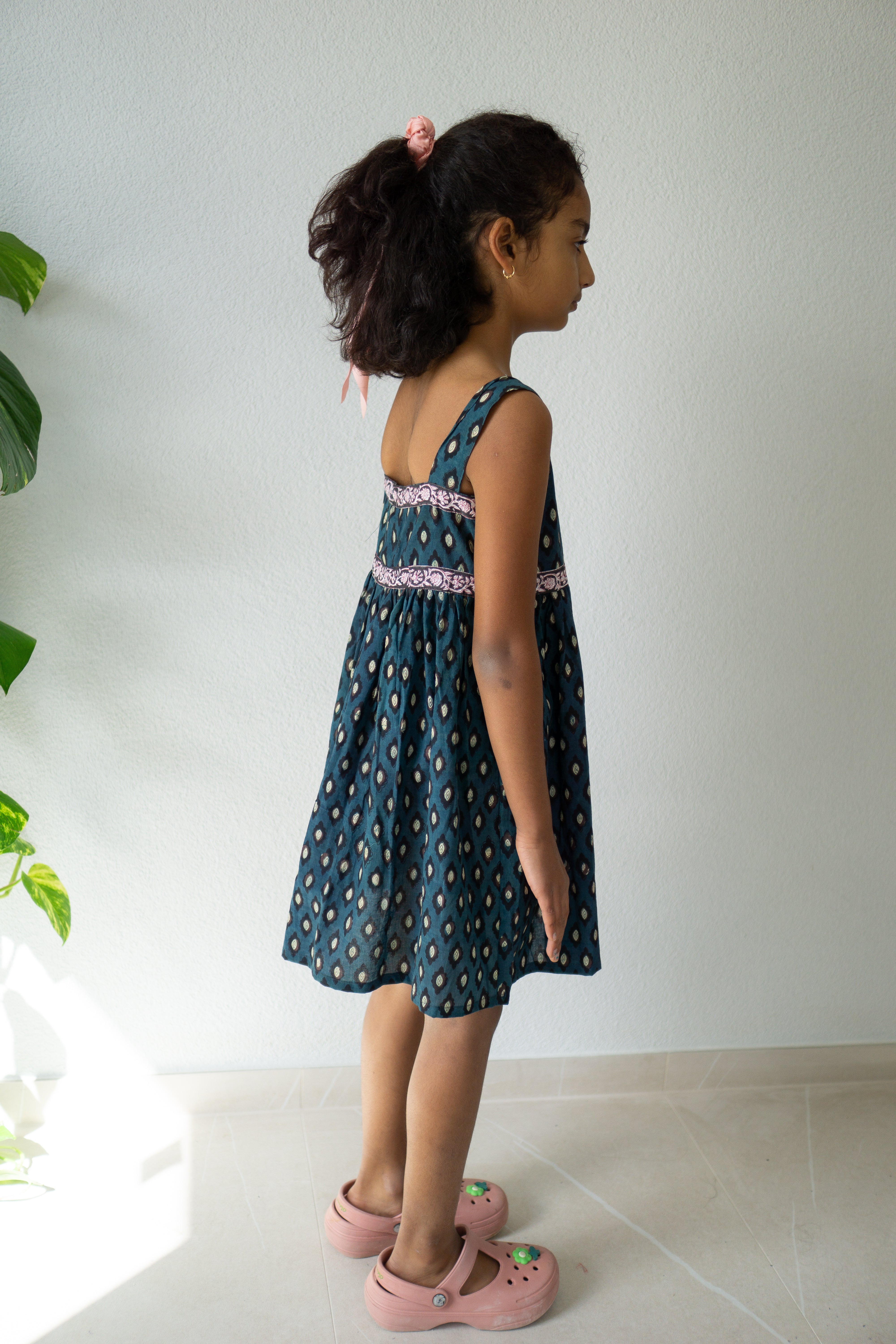 Ärmelloses, handgeblocktes Kleid aus Indigo-Ikat