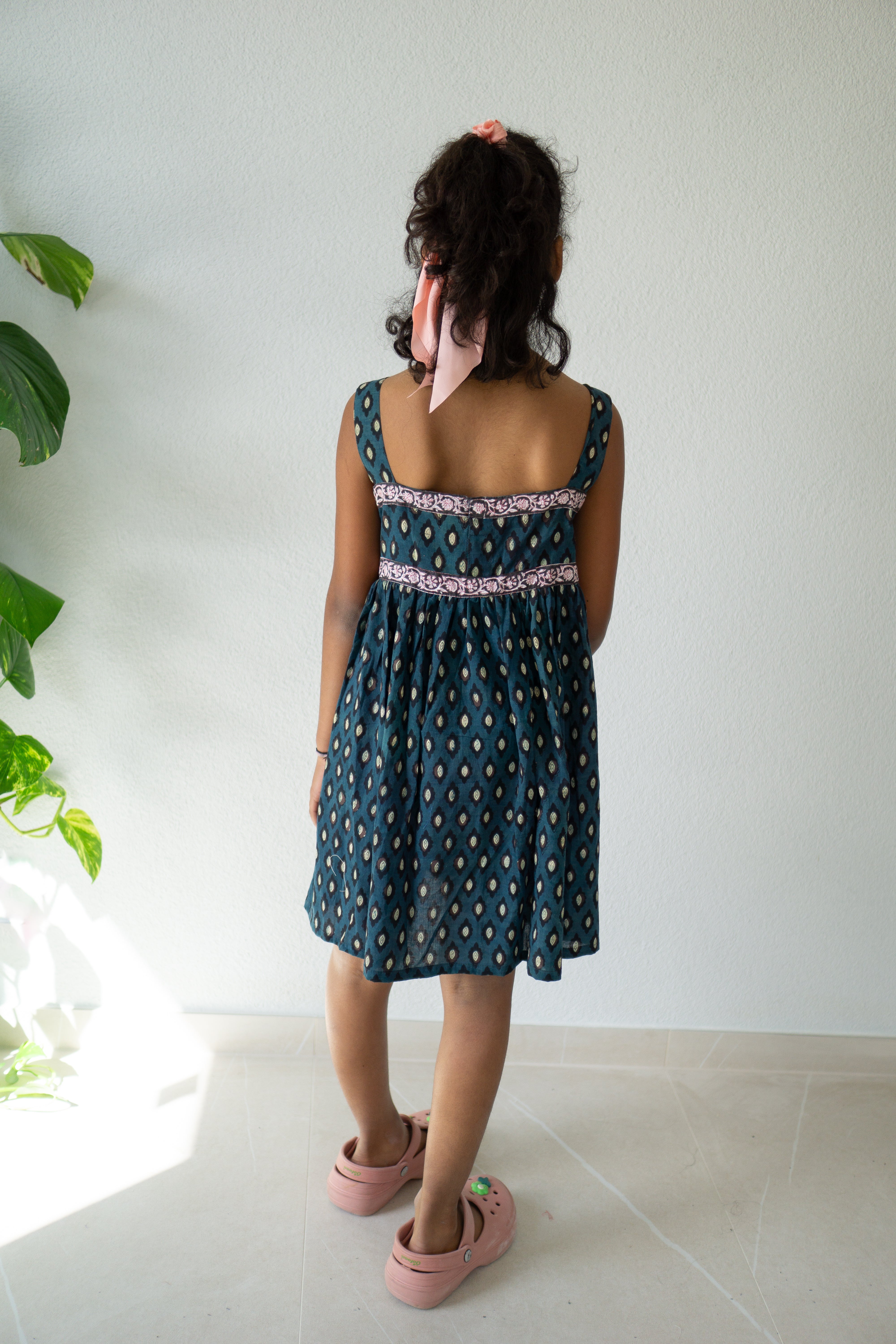 Ärmelloses, handgeblocktes Kleid aus Indigo-Ikat