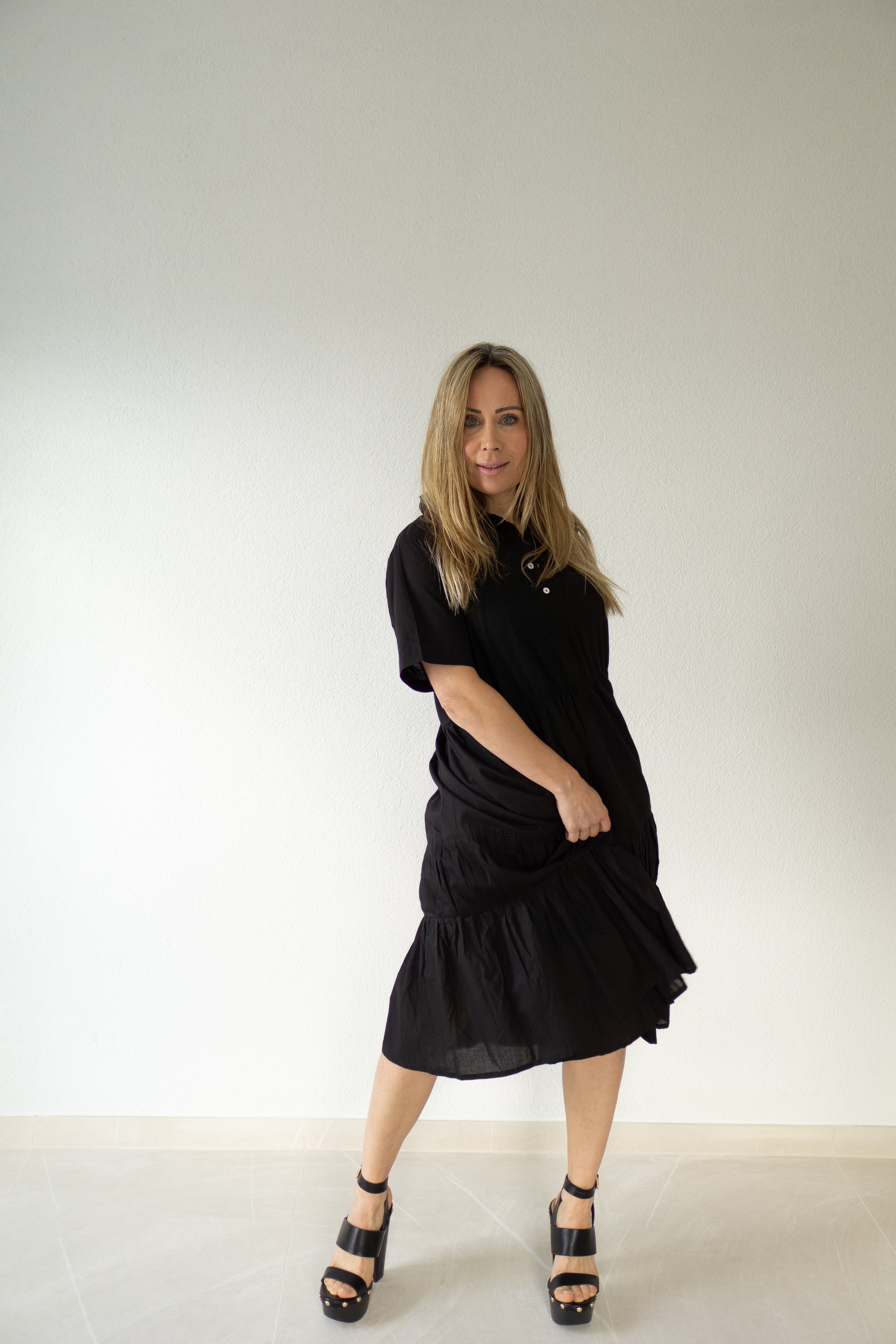 Schwarzes Essenz-Baumwollkleid