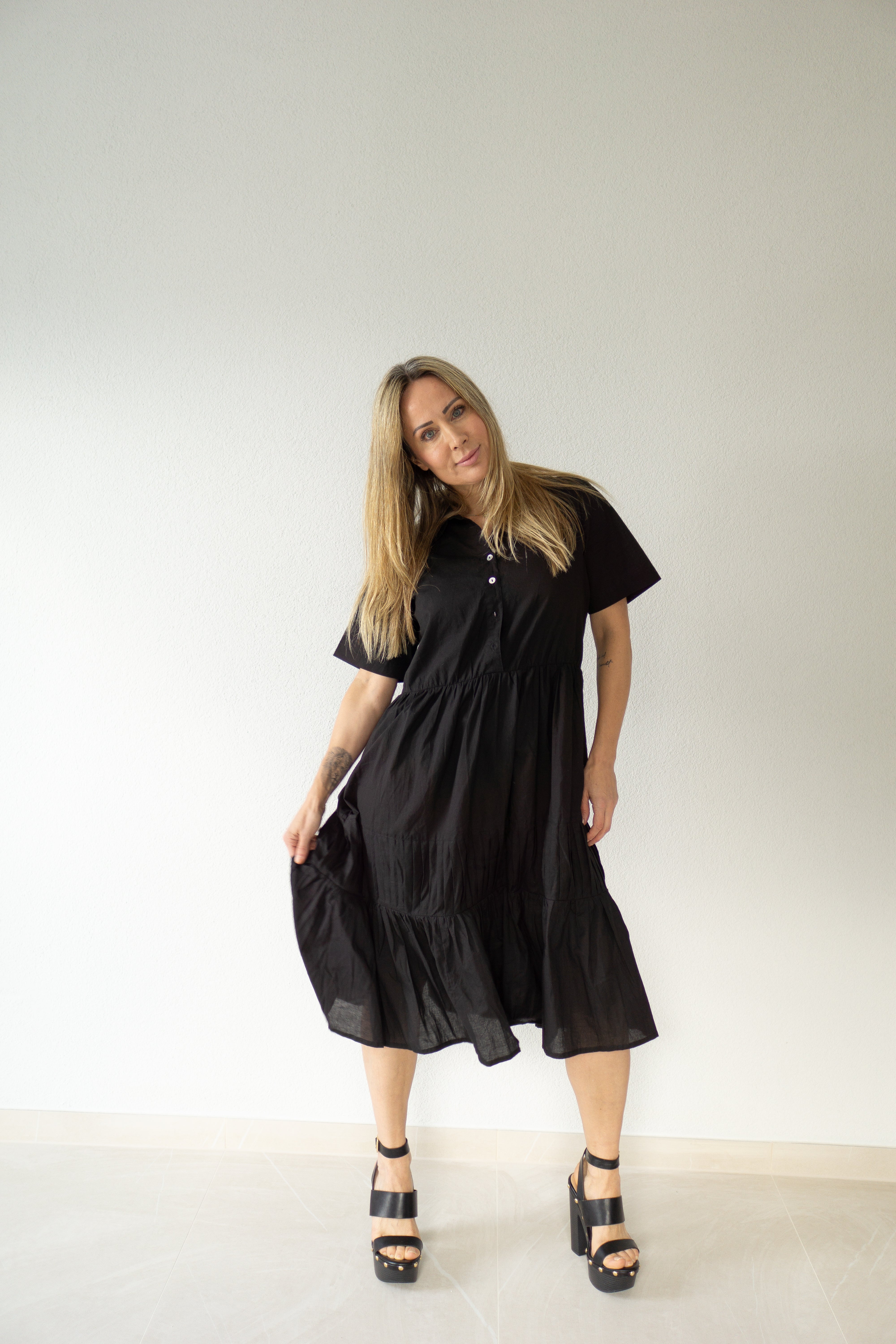Schwarzes Essenz-Baumwollkleid