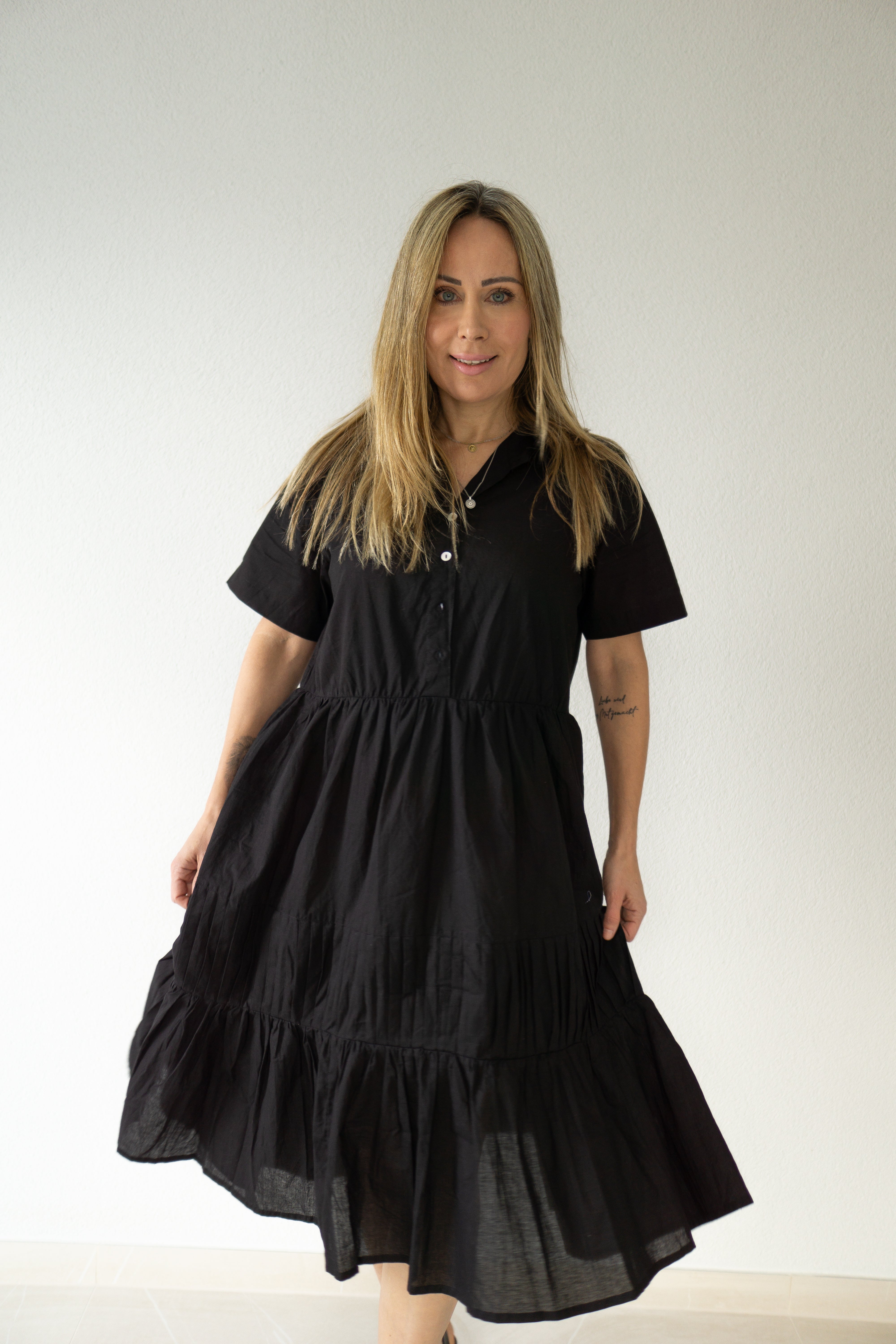 Schwarzes Essenz-Baumwollkleid