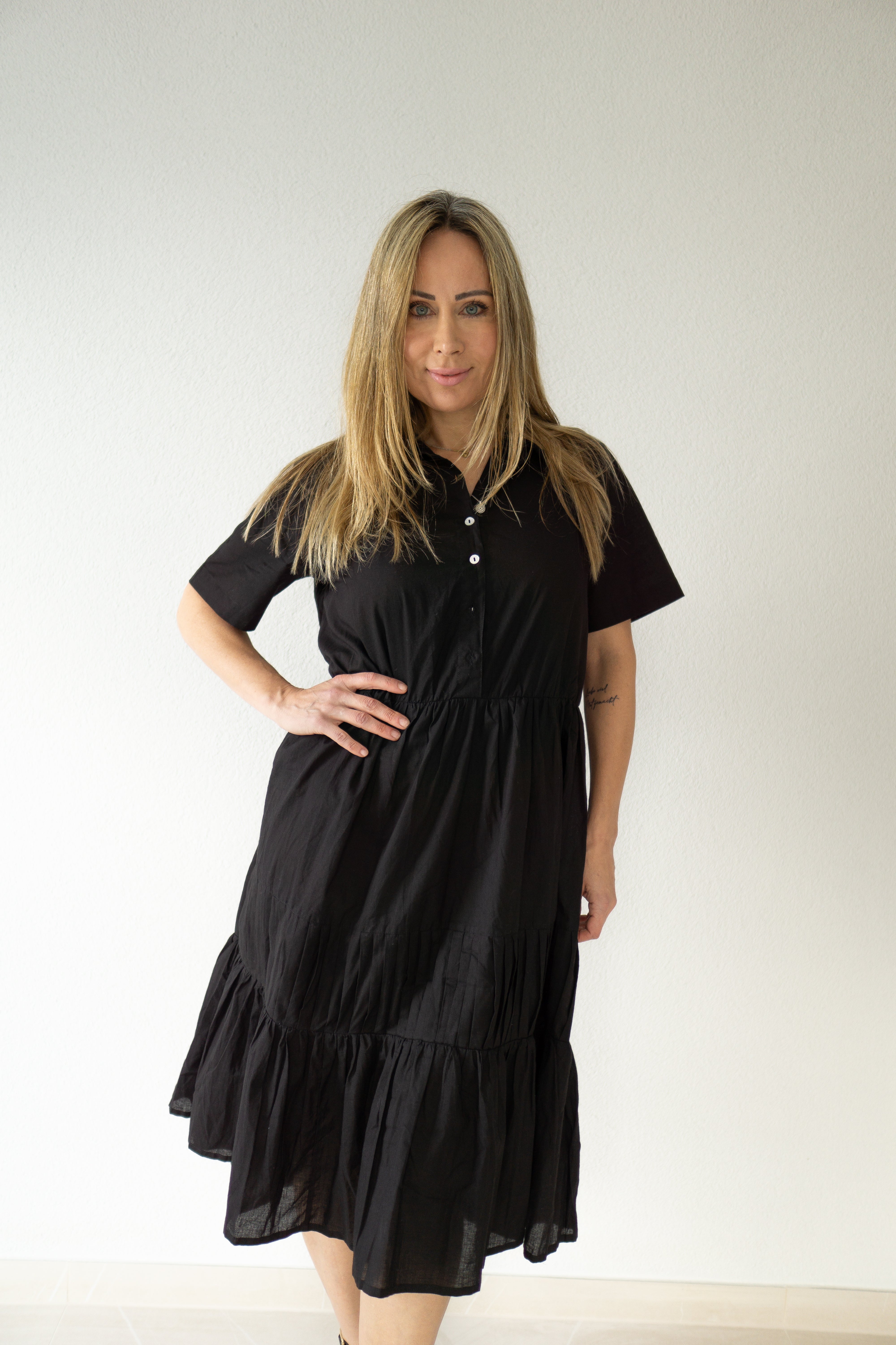 Schwarzes Essenz-Baumwollkleid