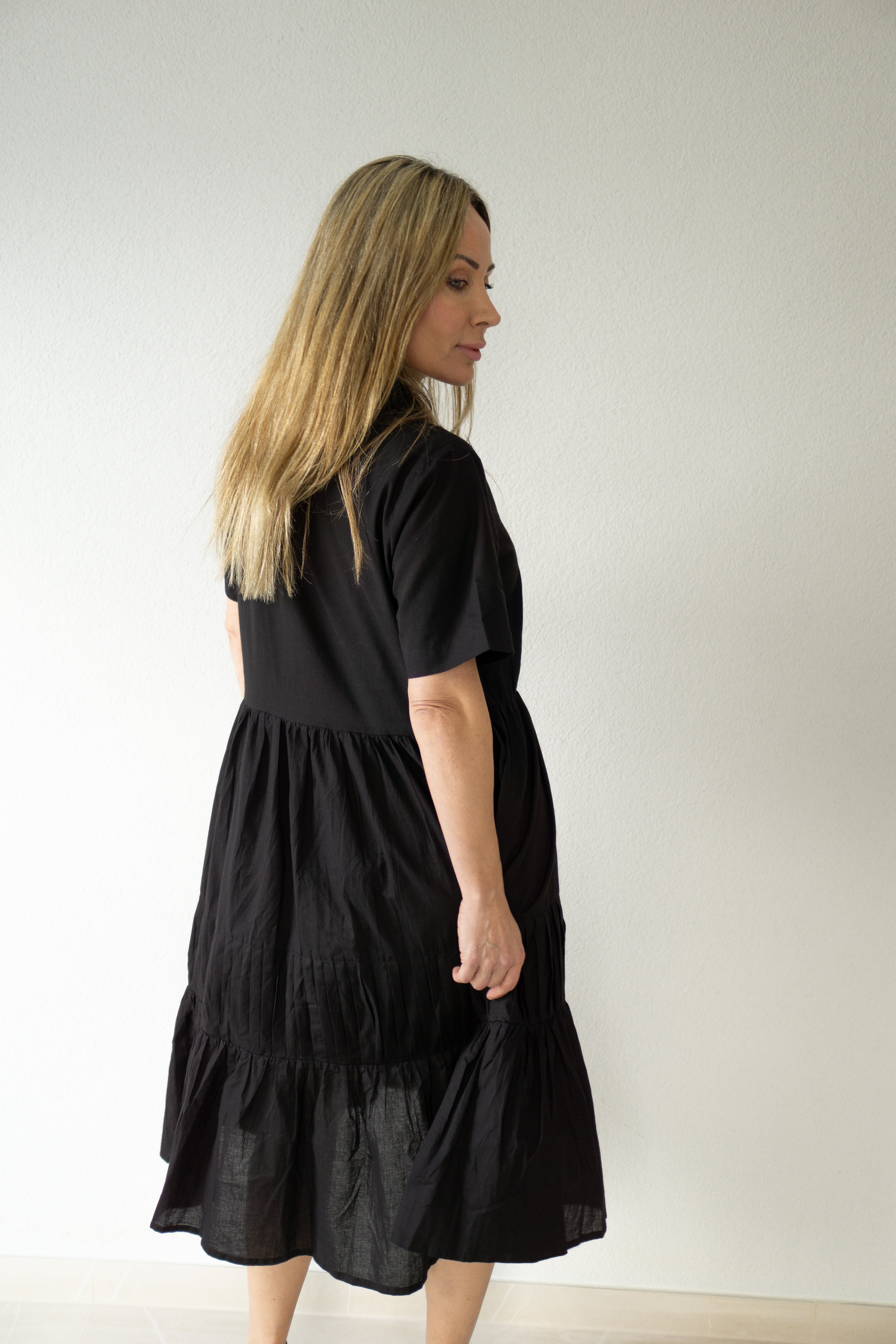 Schwarzes Essenz-Baumwollkleid