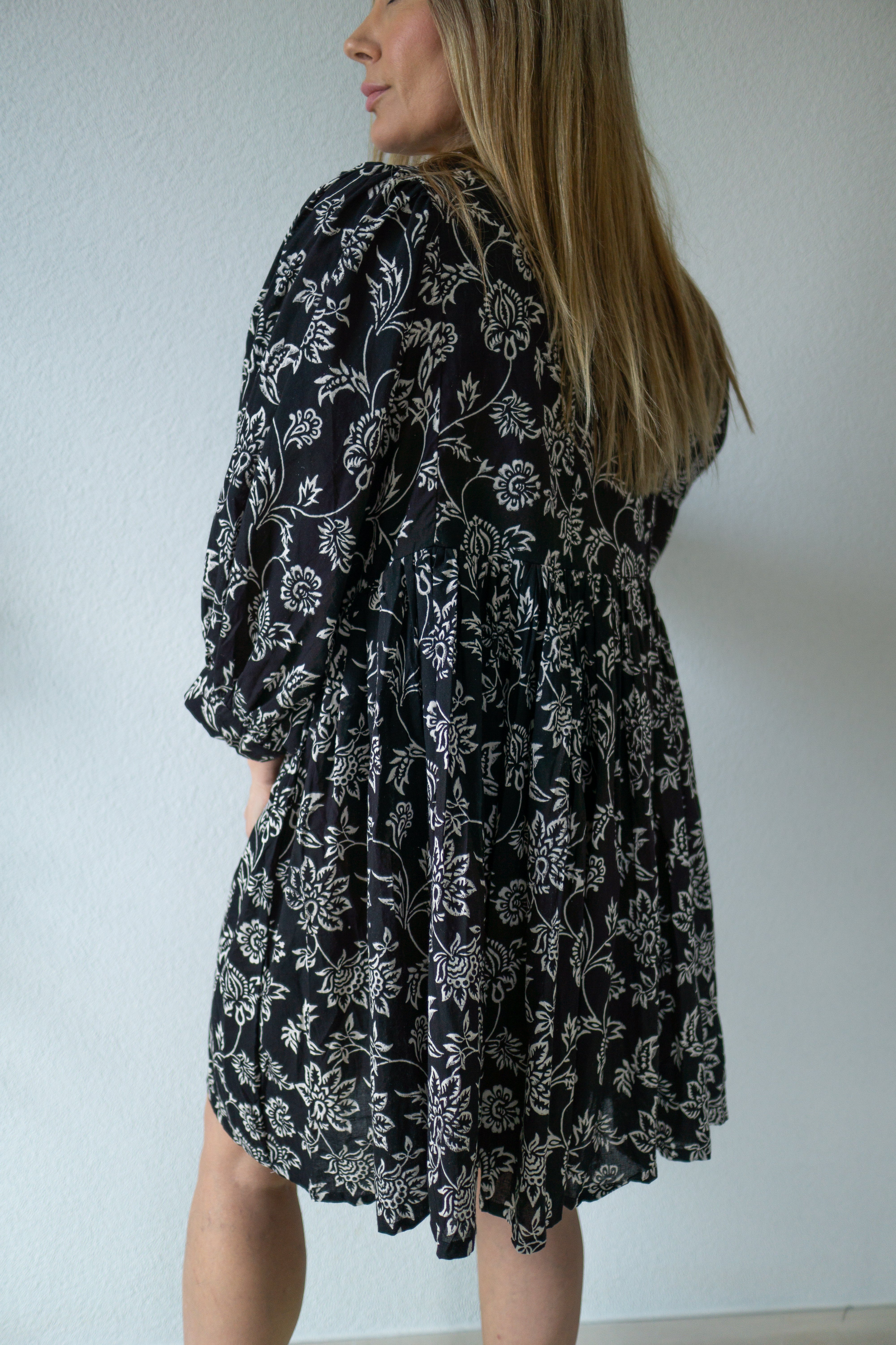 Handgefertigtes Kleid „Schwarze Orchidee“ aus 100 % weicher Baumwolle