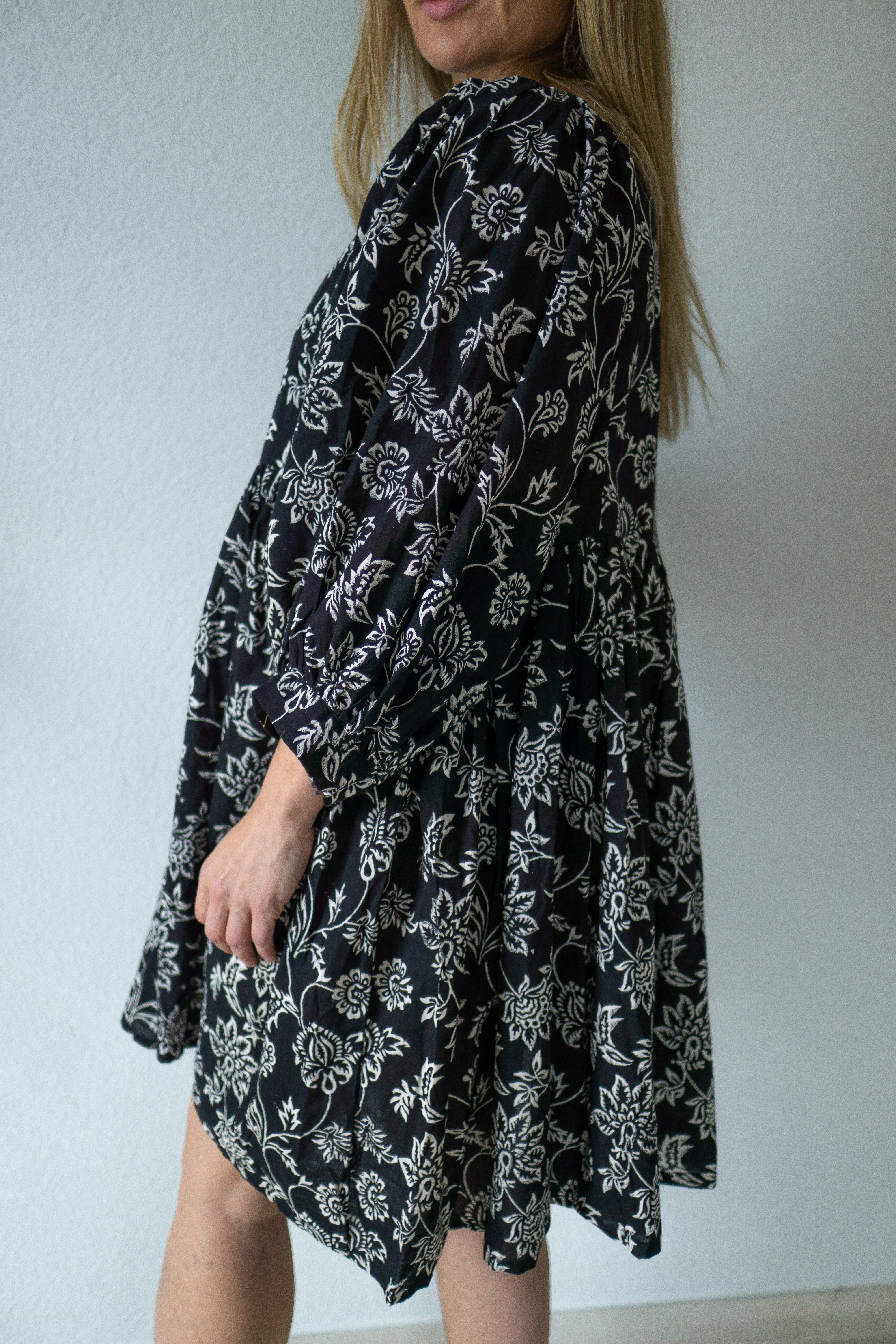 Handgefertigtes Kleid „Schwarze Orchidee“ aus 100 % weicher Baumwolle