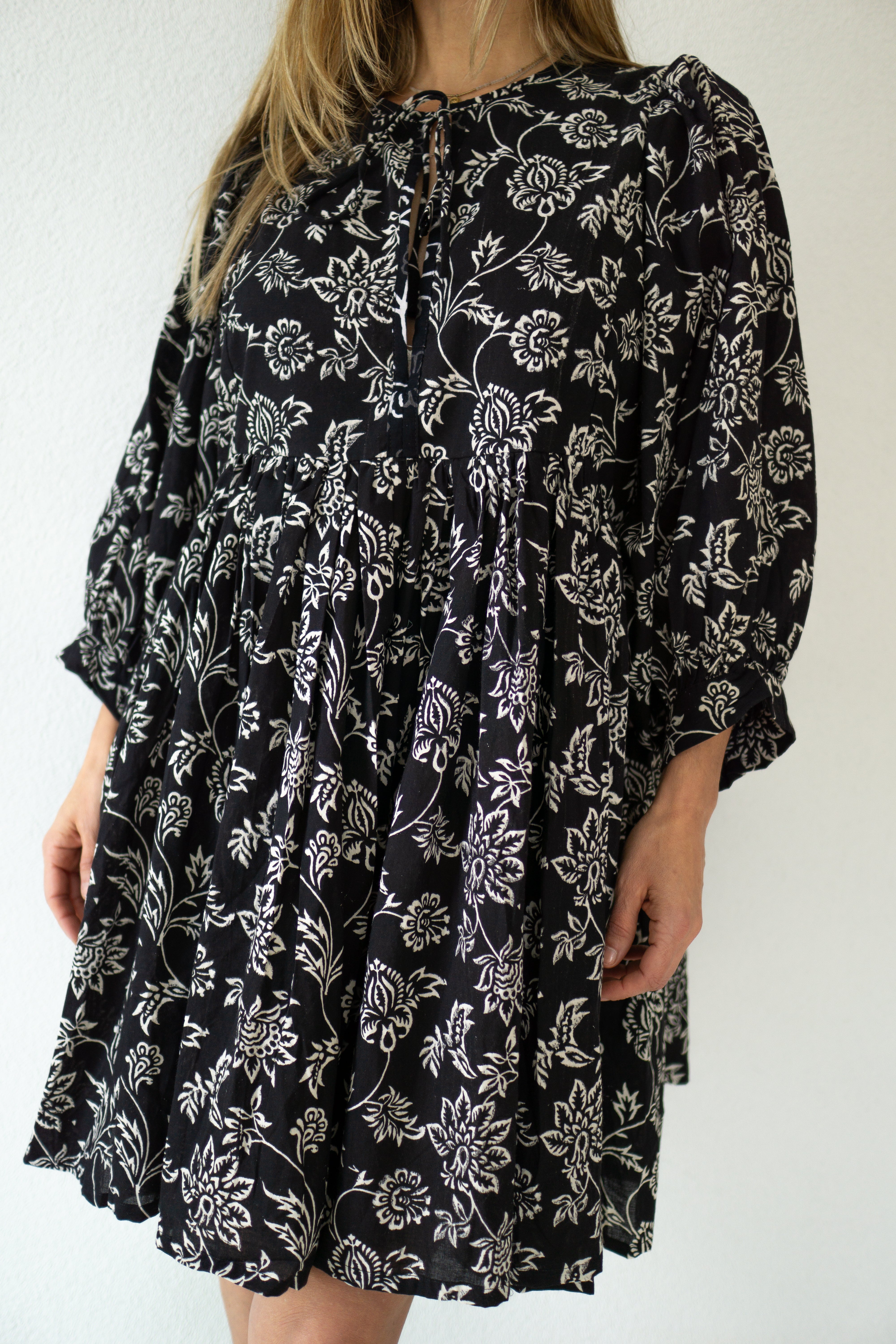 Handgefertigtes Kleid „Schwarze Orchidee“ aus 100 % weicher Baumwolle