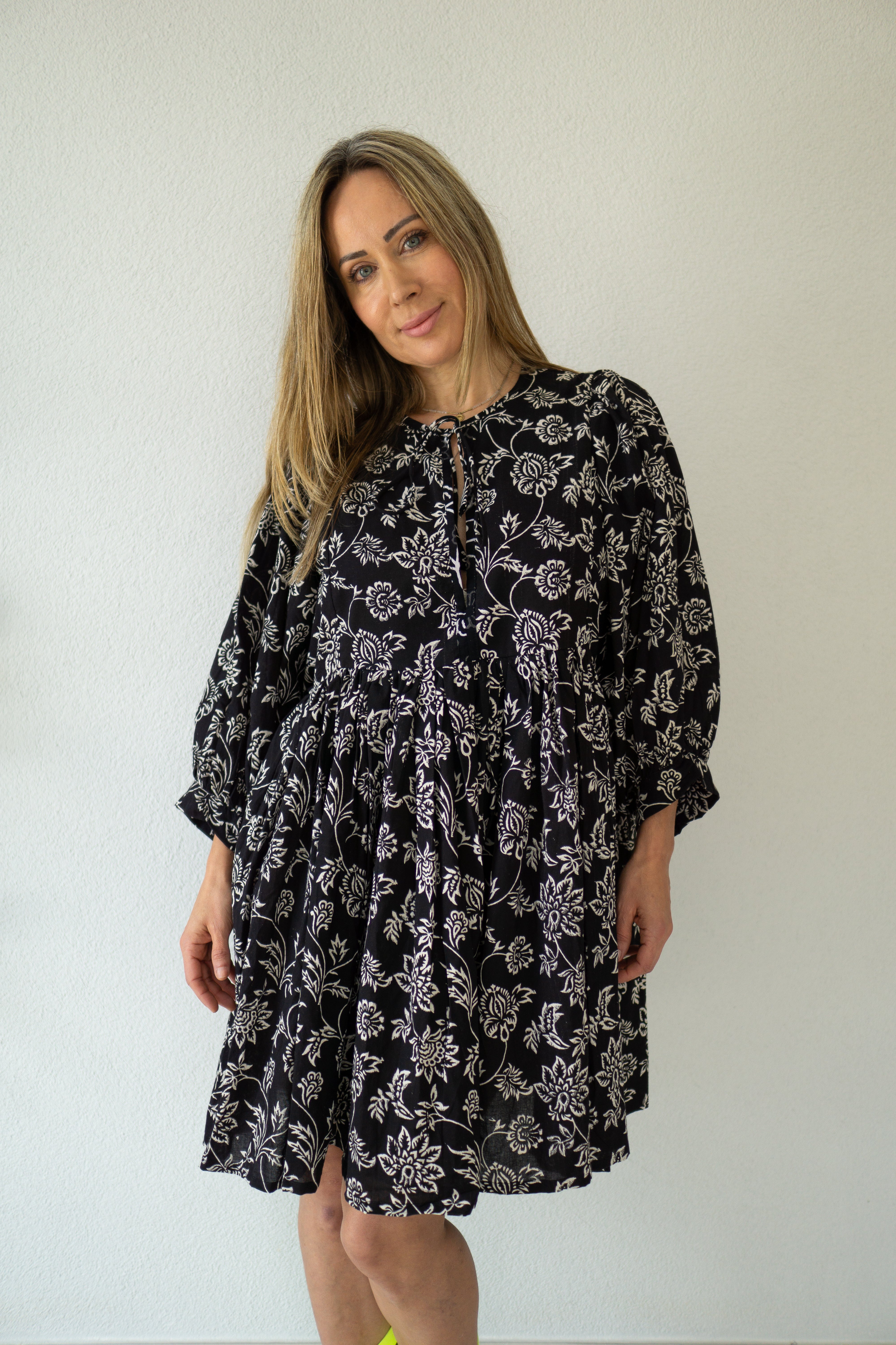 Handgefertigtes Kleid „Schwarze Orchidee“ aus 100 % weicher Baumwolle