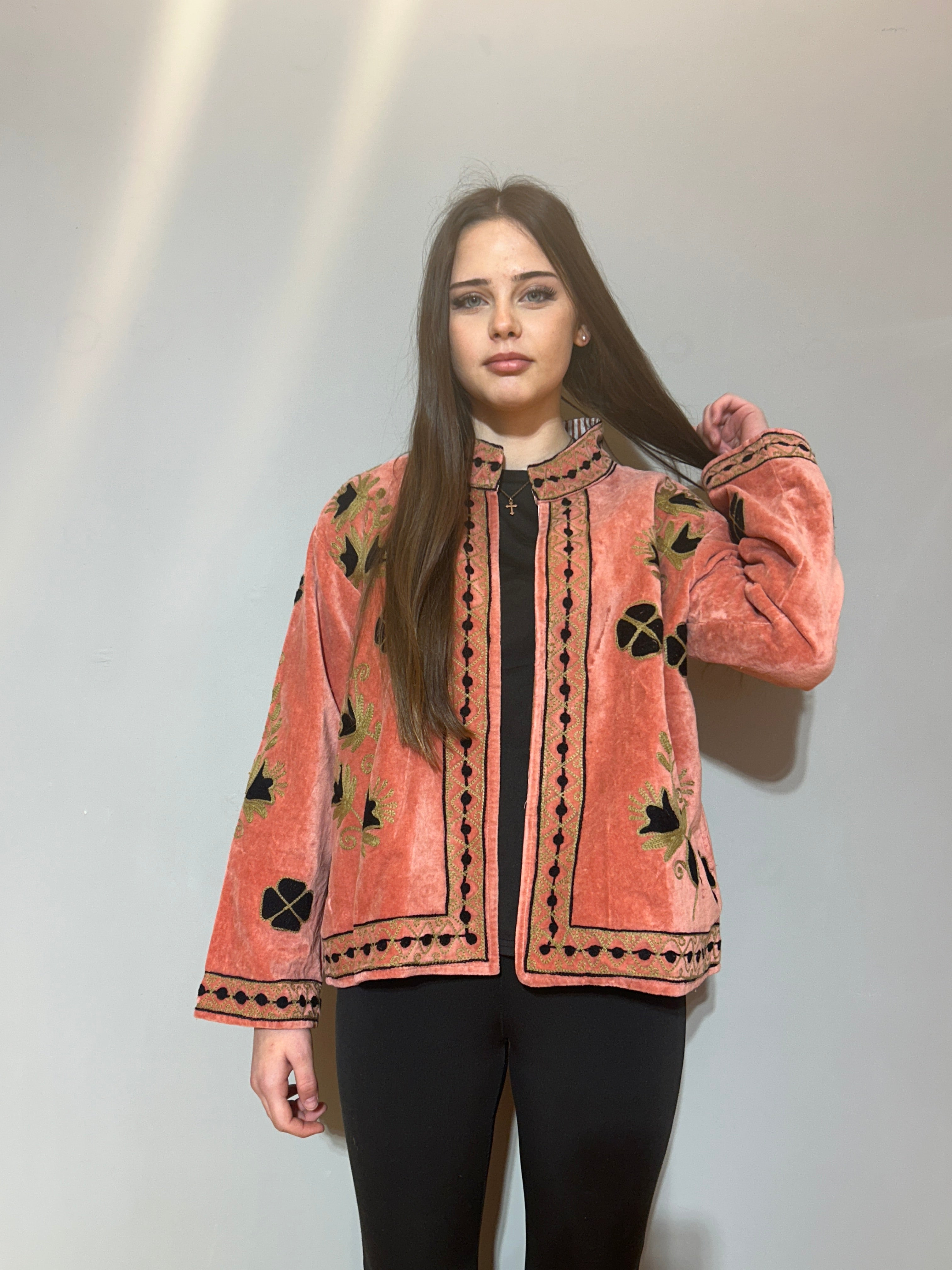 Handbestickte Suzani-Jacke aus Samt – Koralle