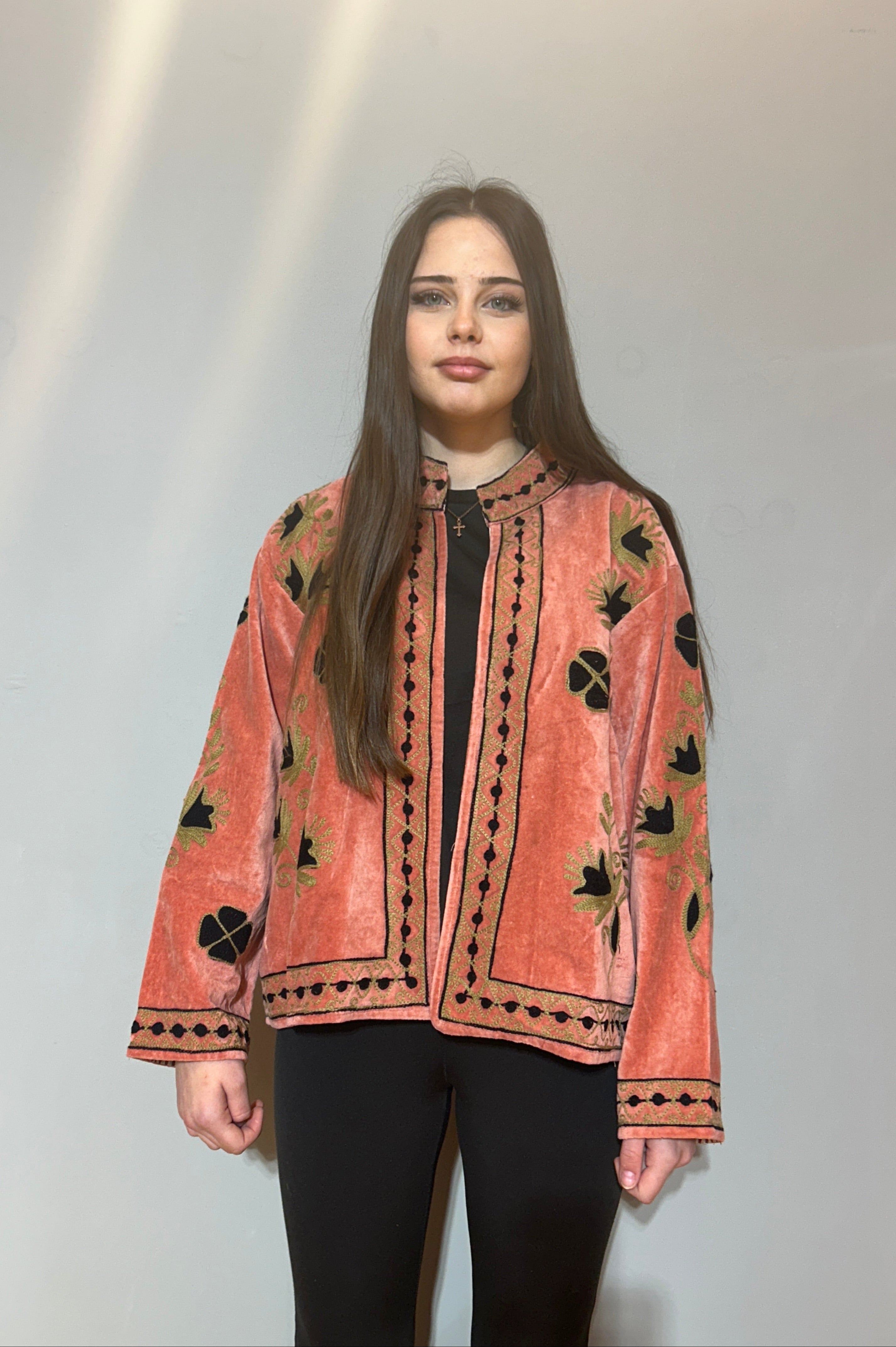 Handbestickte Suzani-Jacke aus Samt – Koralle
