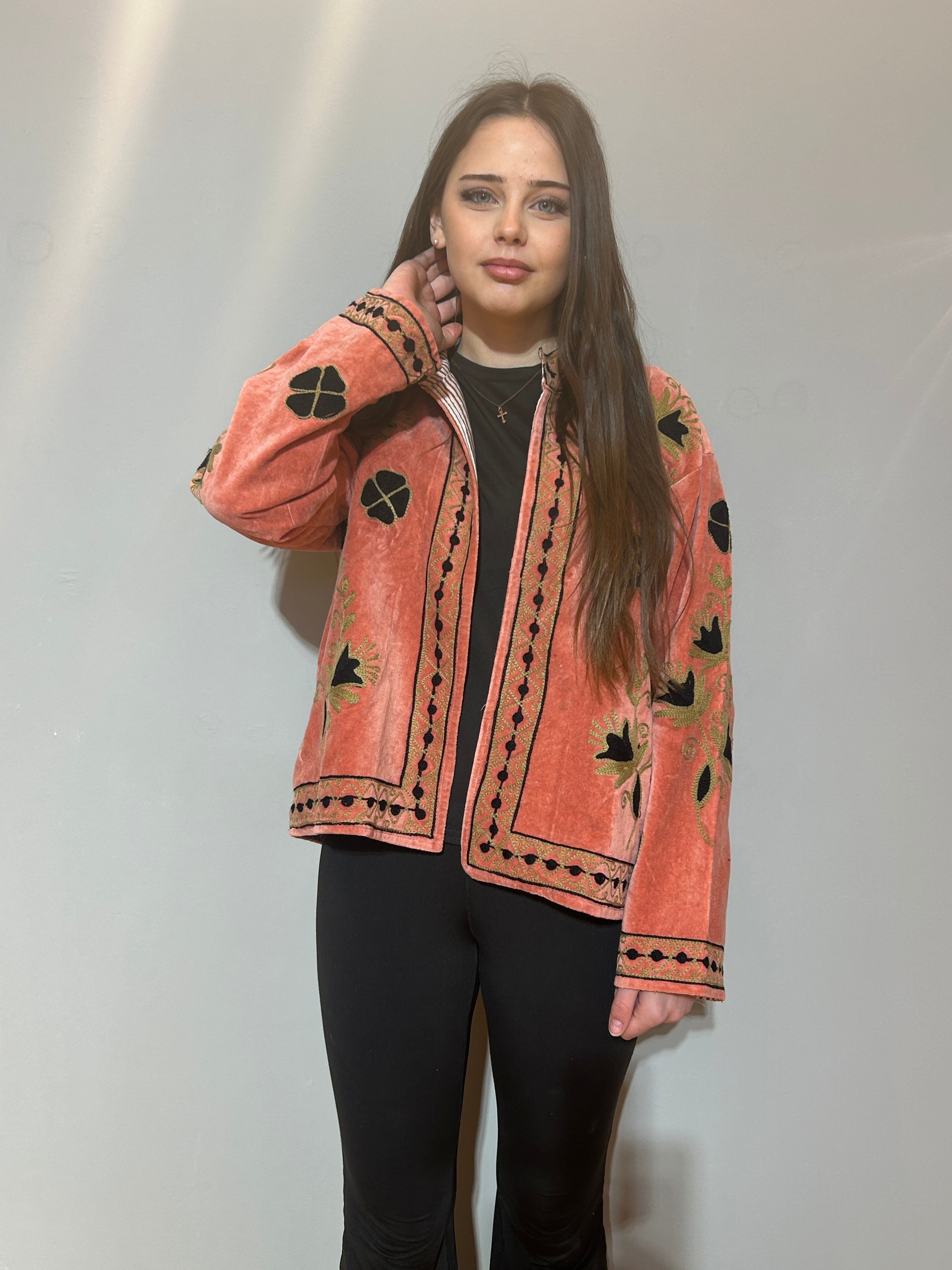 Handbestickte Suzani-Jacke aus Samt – Koralle