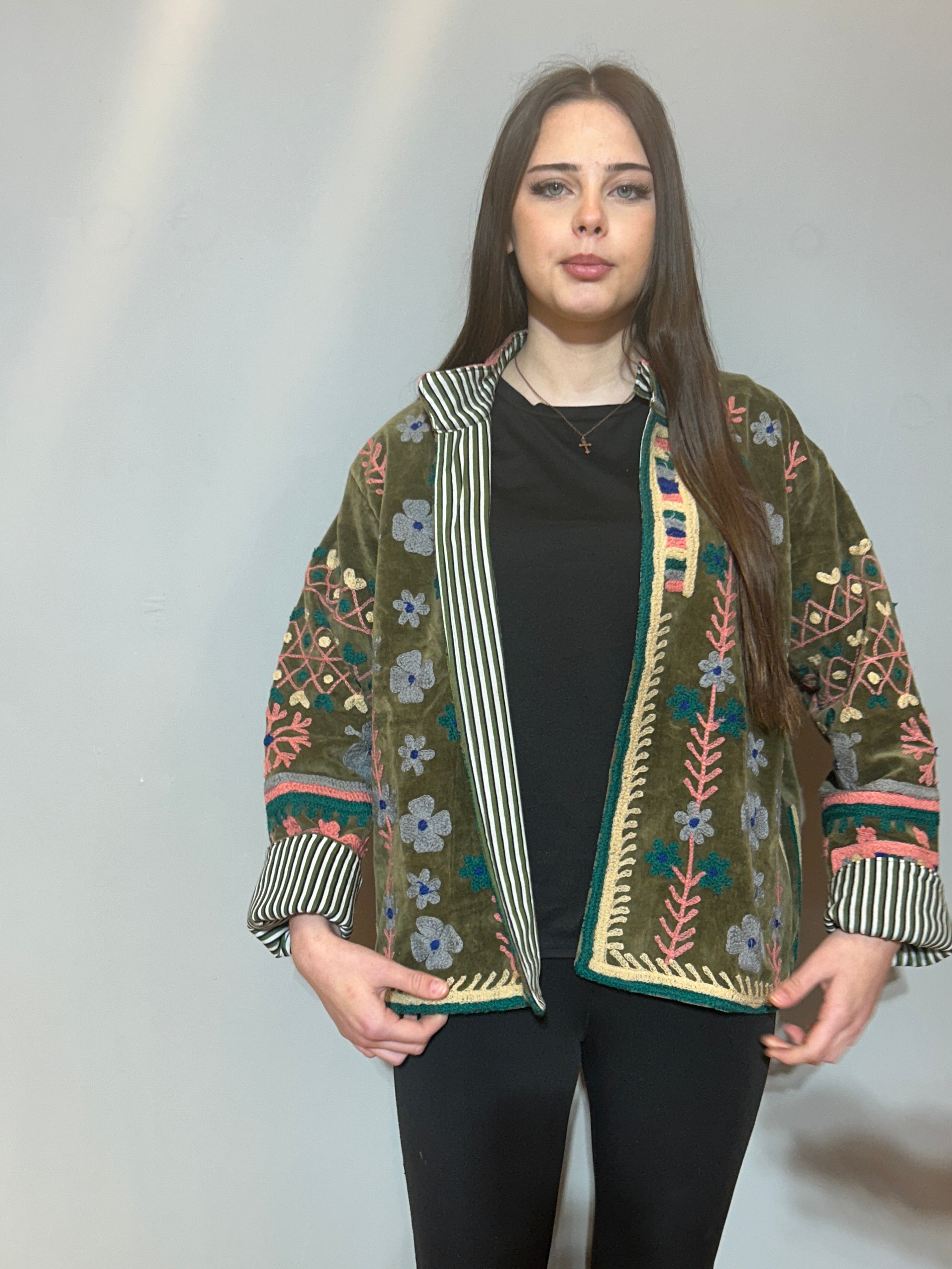 Handbestickte Suzani-Samtjacke – Olivgrün
