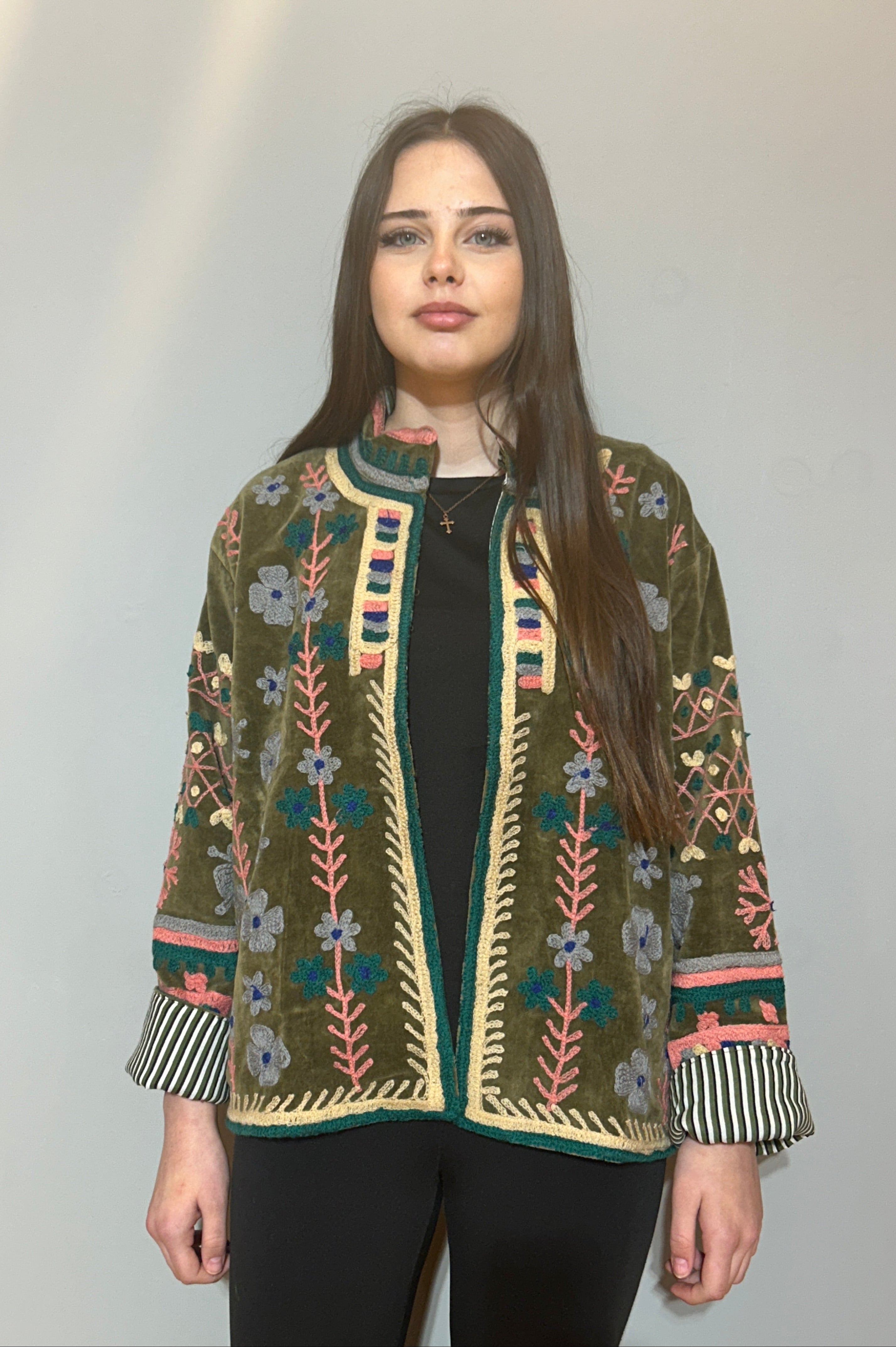 Handbestickte Suzani-Samtjacke – Olivgrün