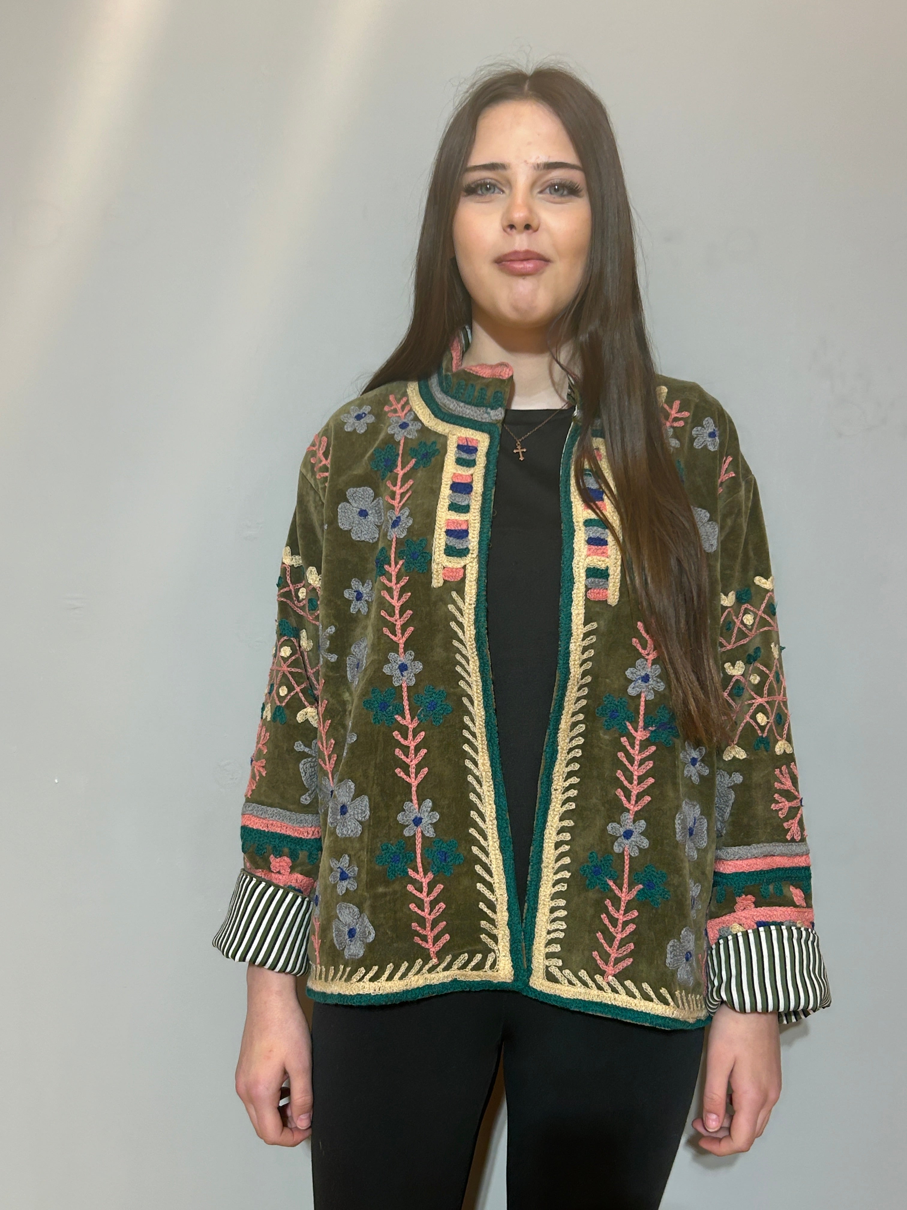 Handbestickte Suzani-Samtjacke – Olivgrün
