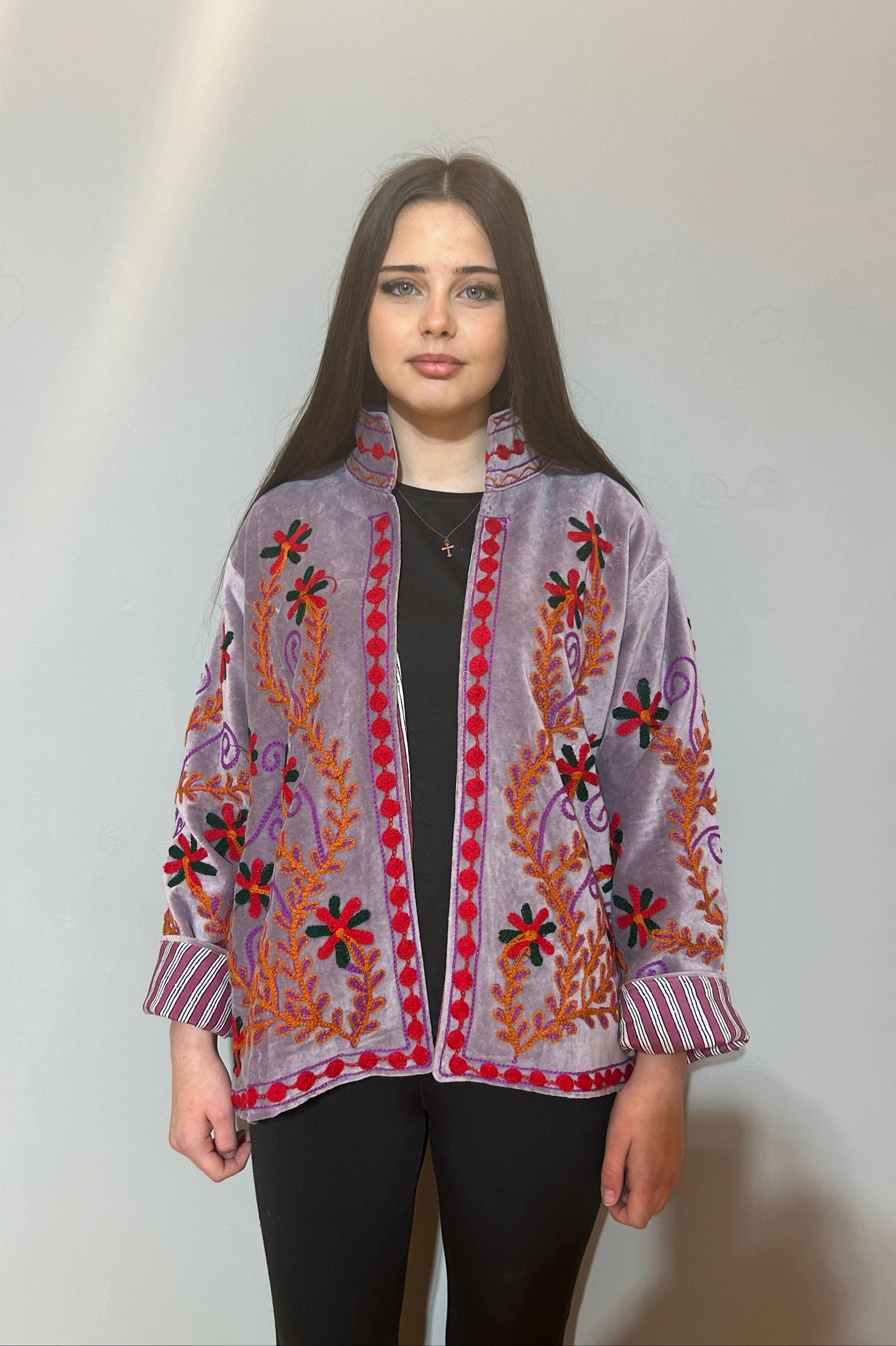 Handbestickte Samt-Suzani-Jacke – Zartes Lavendel