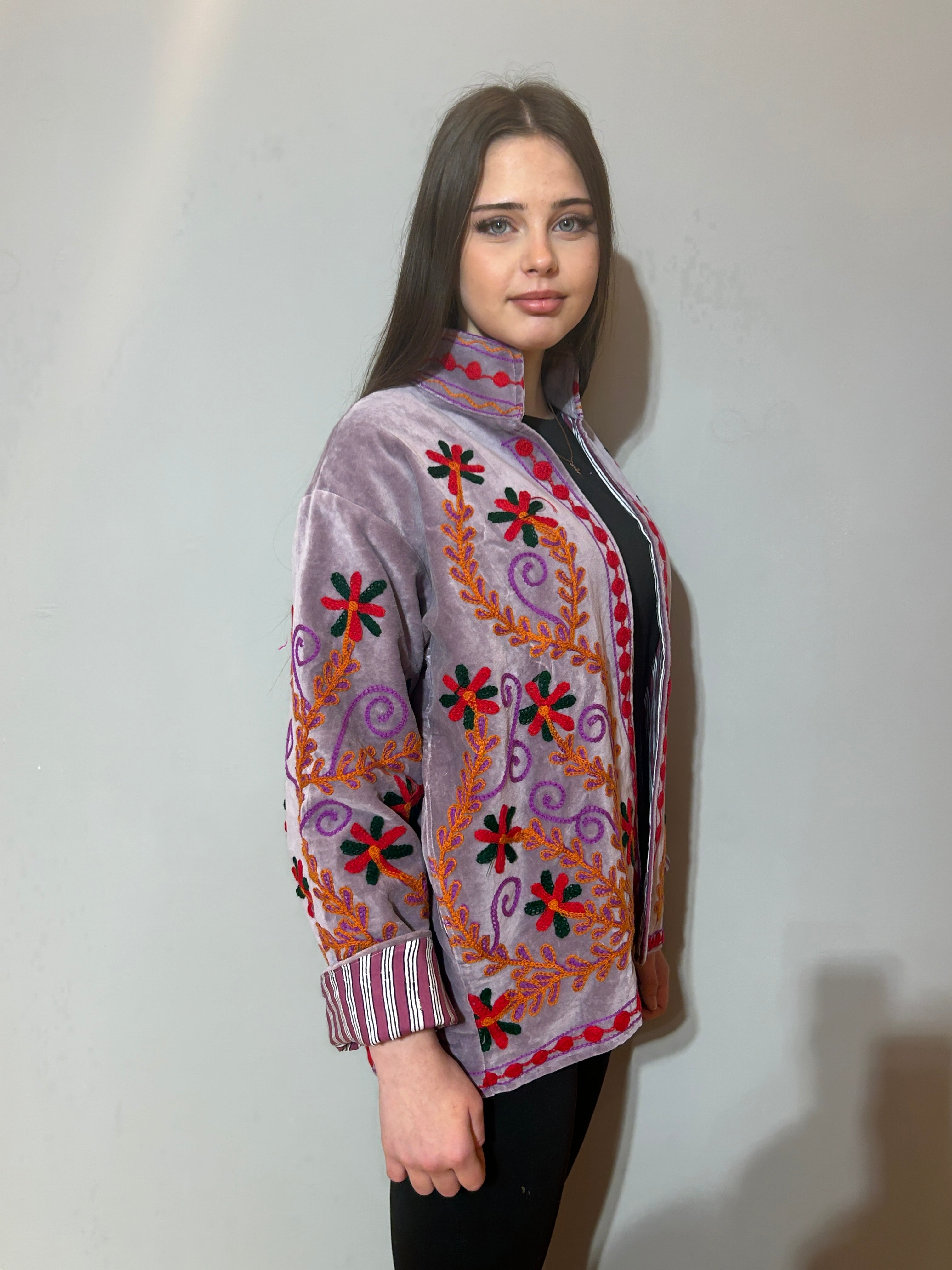 Handbestickte Samt-Suzani-Jacke – Zartes Lavendel