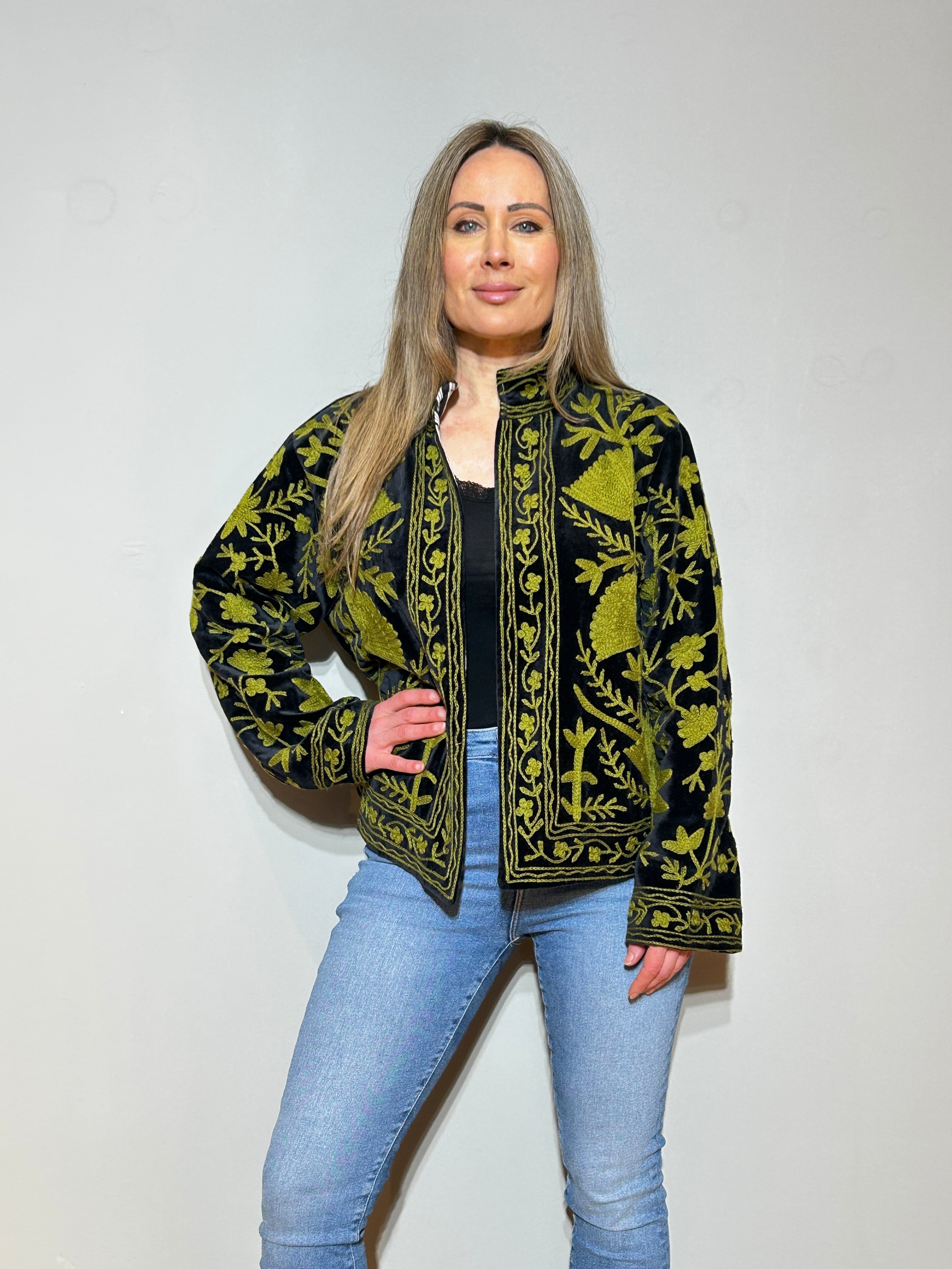 Handbestickte Suzani-Samtjacke – Waldgrün