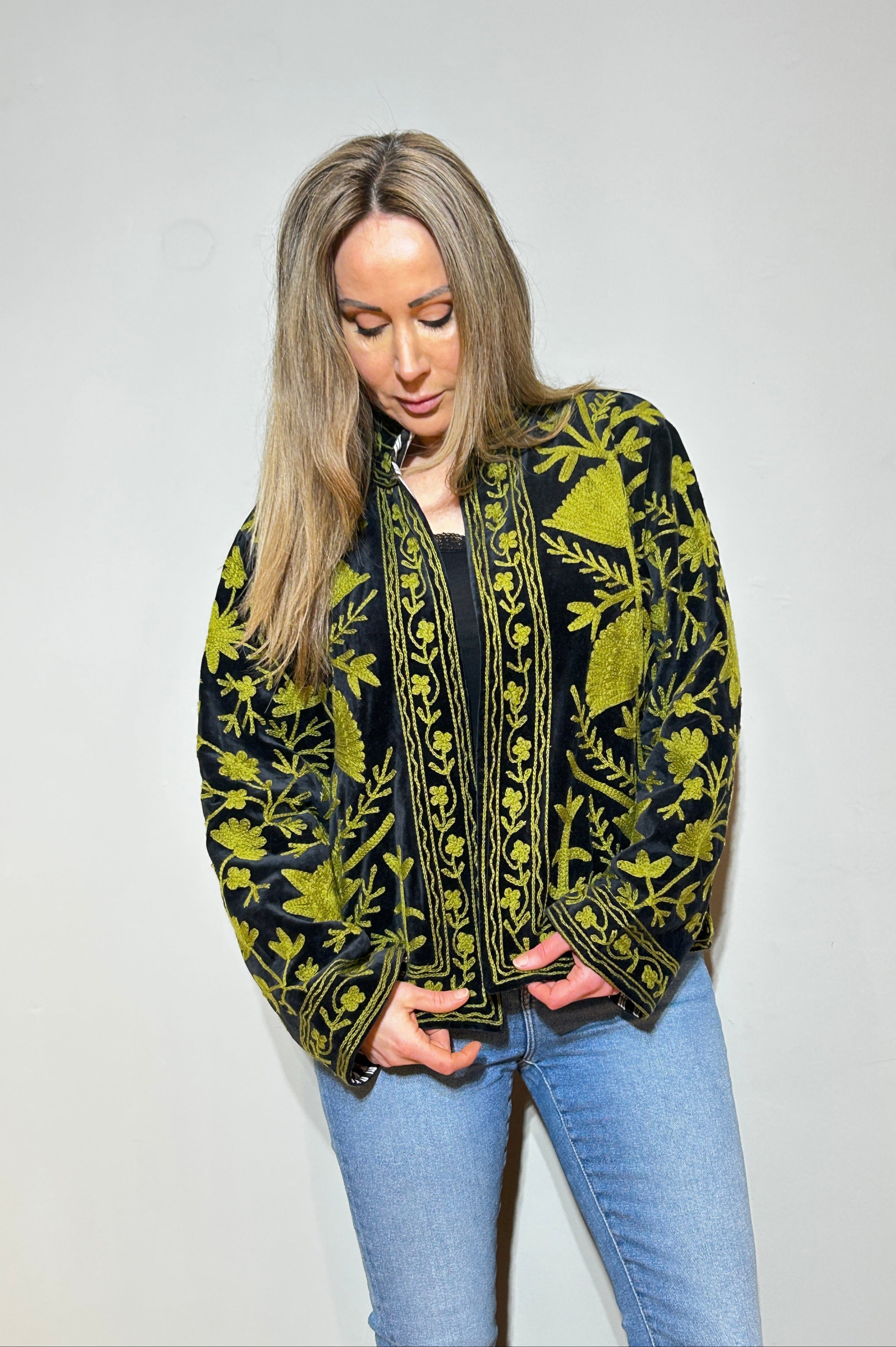 Handbestickte Suzani-Samtjacke – Waldgrün
