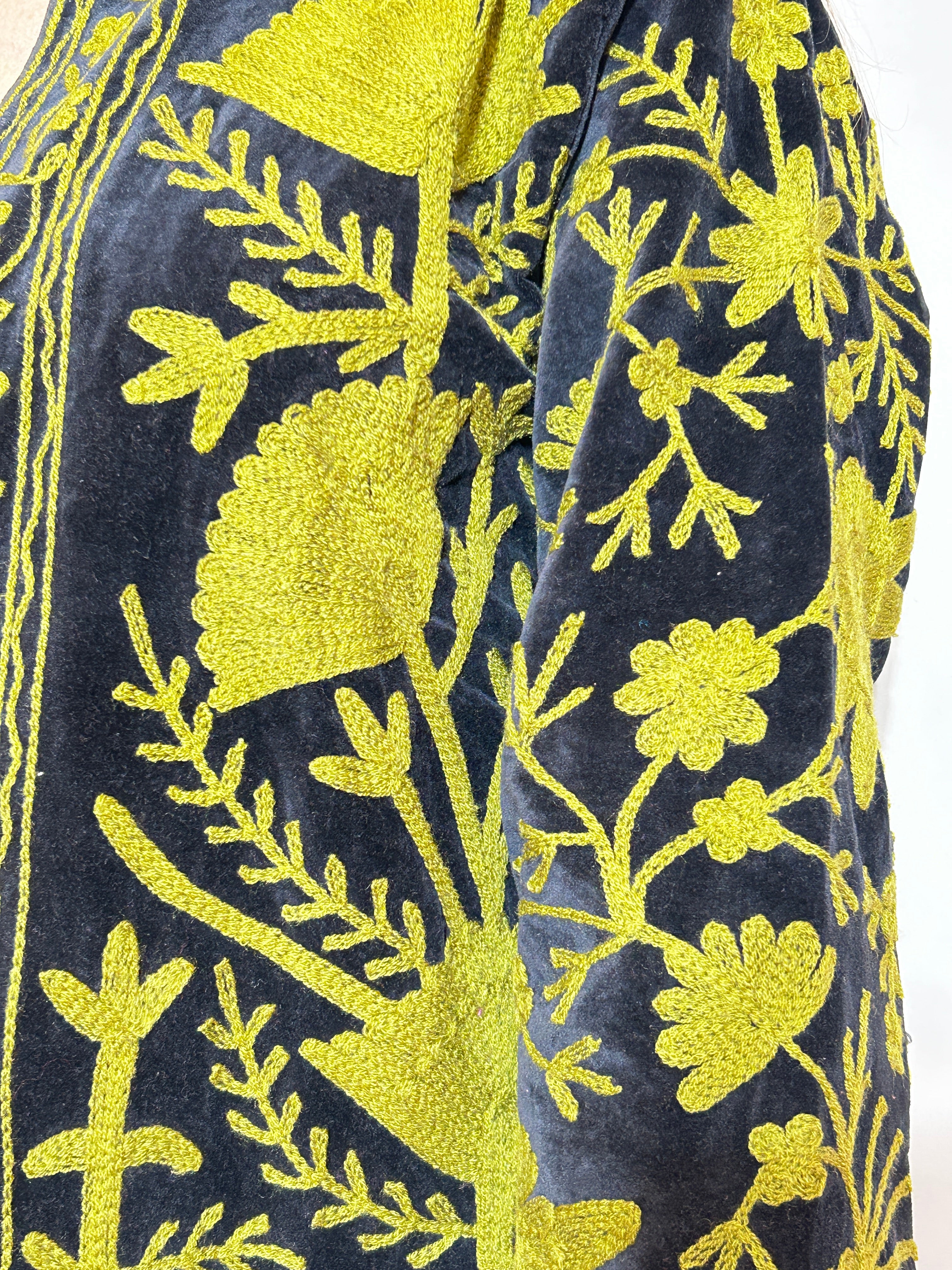 Handbestickte Suzani-Samtjacke – Waldgrün