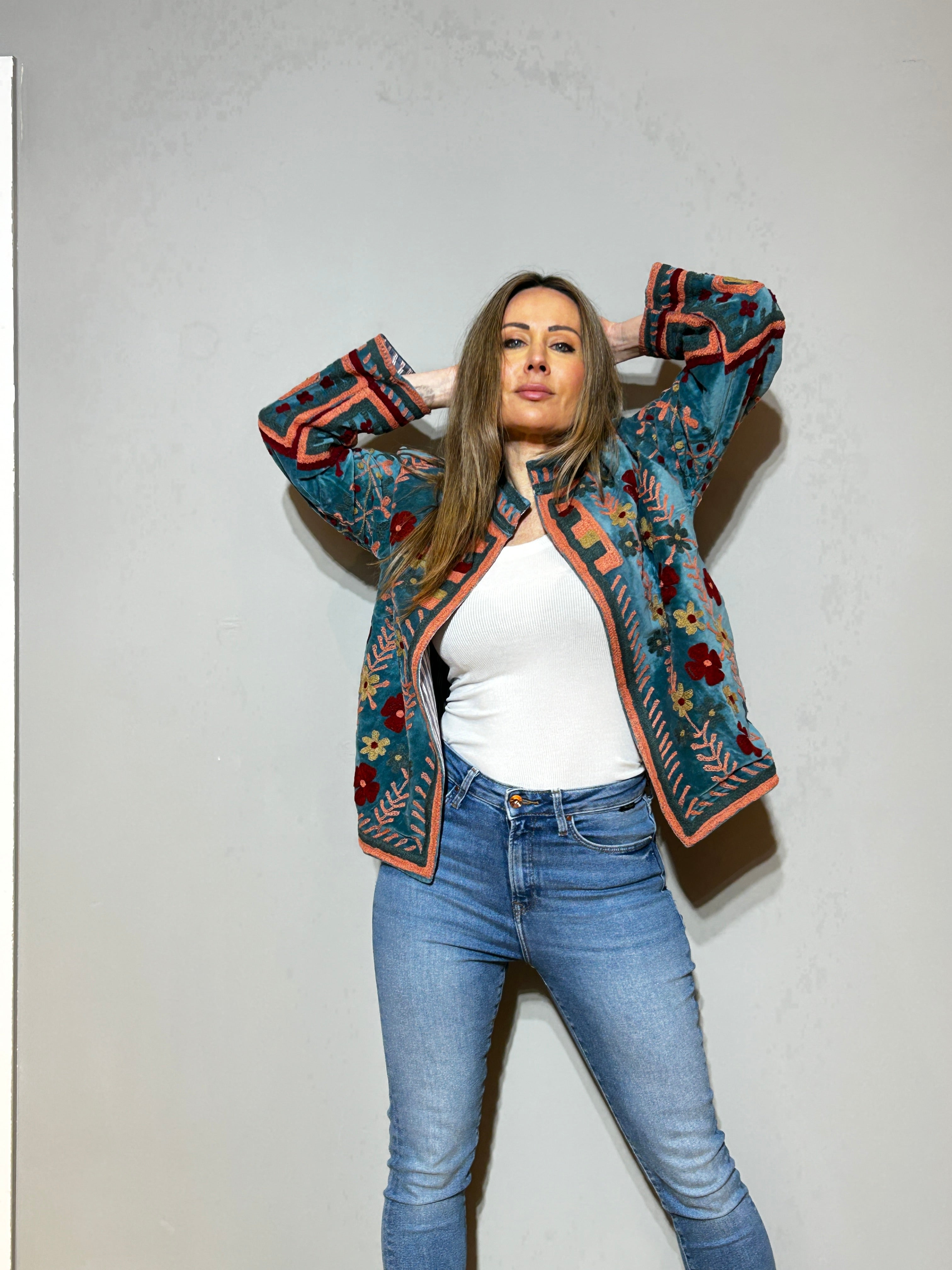 Traumhafte handbestickte Suzani-Jacke aus Samt in Petrol