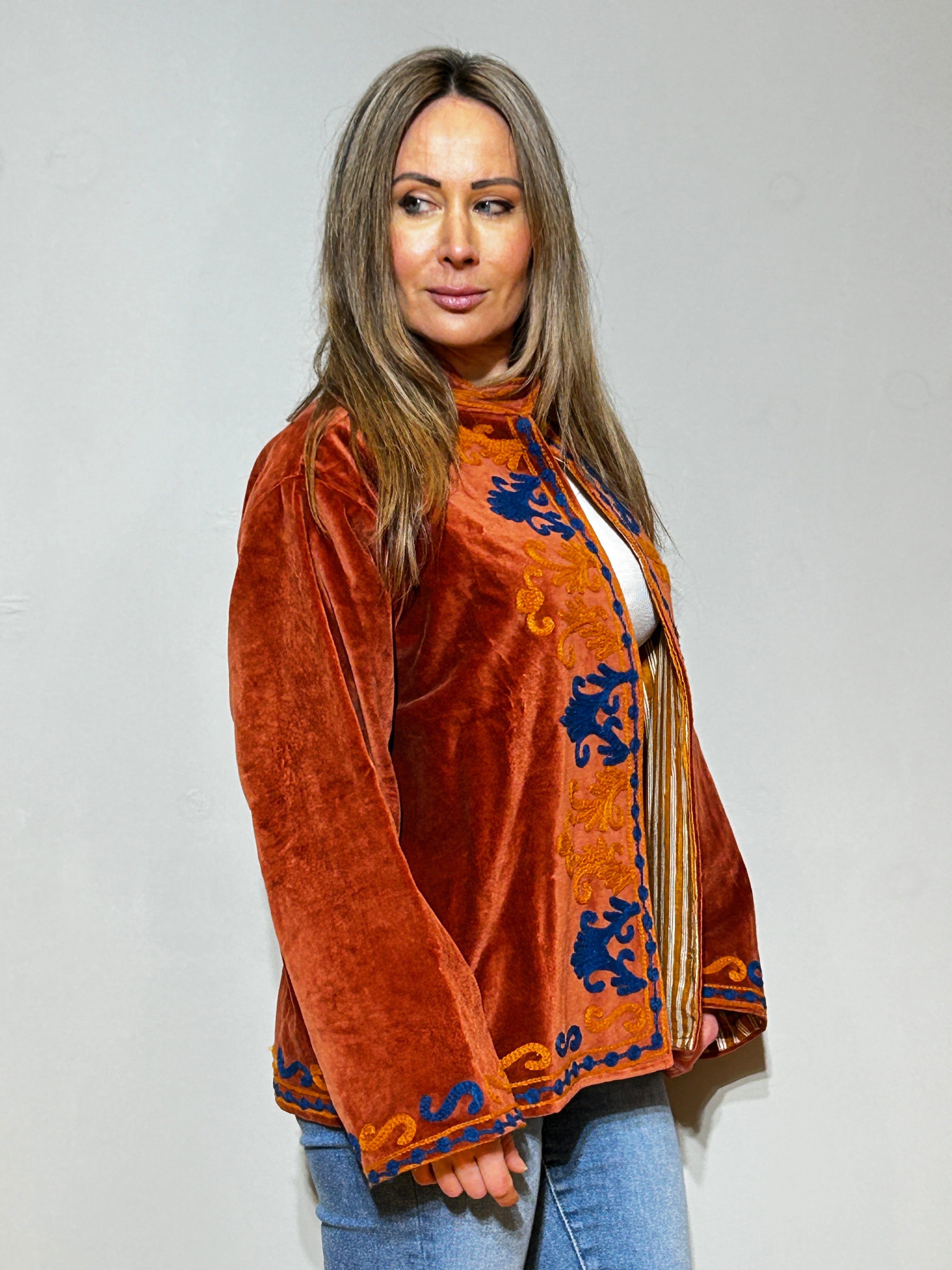 Handbestickte Suzani-Samtjacke – Terracotta Blaze