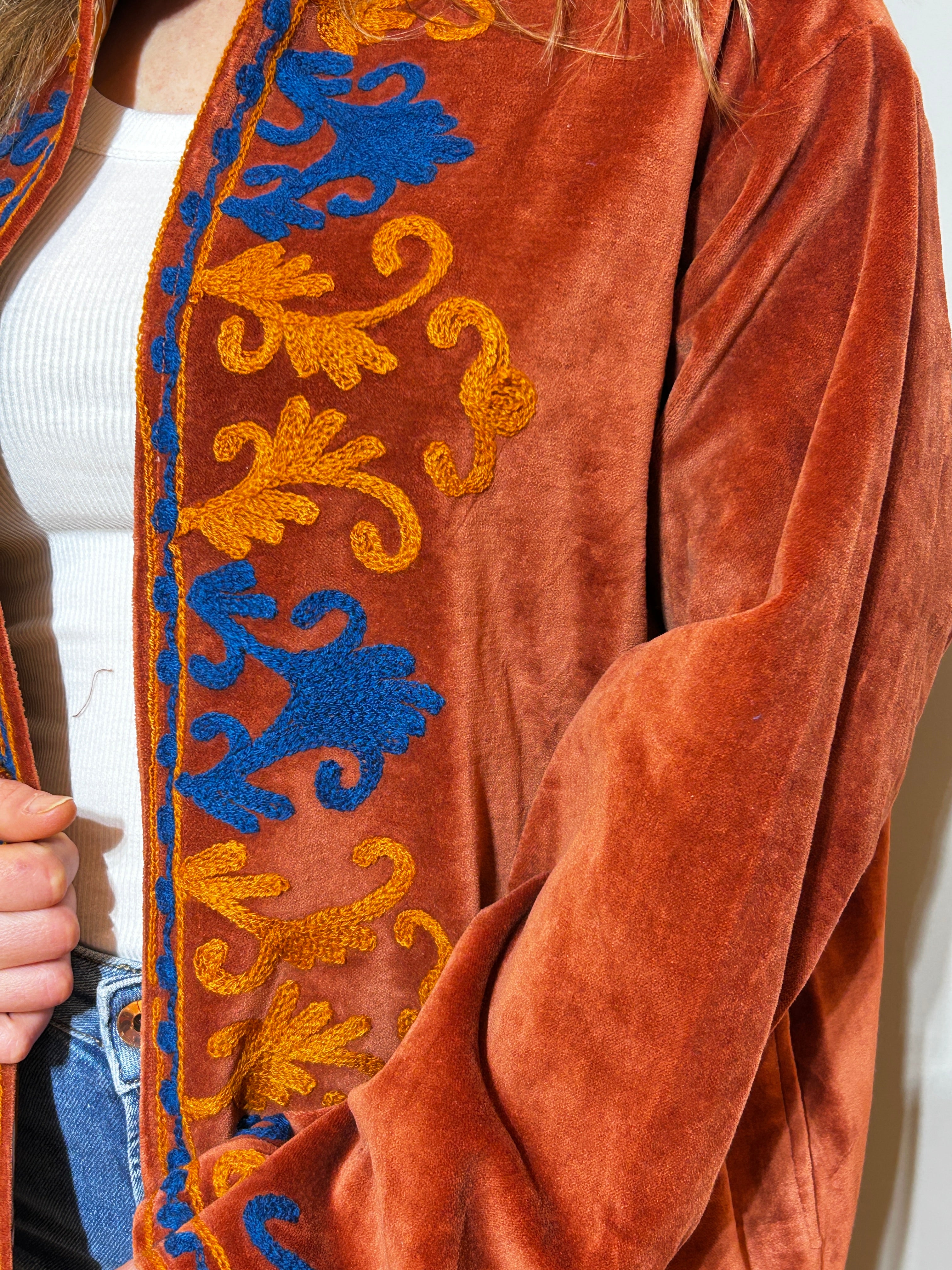 Handbestickte Suzani-Samtjacke – Terracotta Blaze
