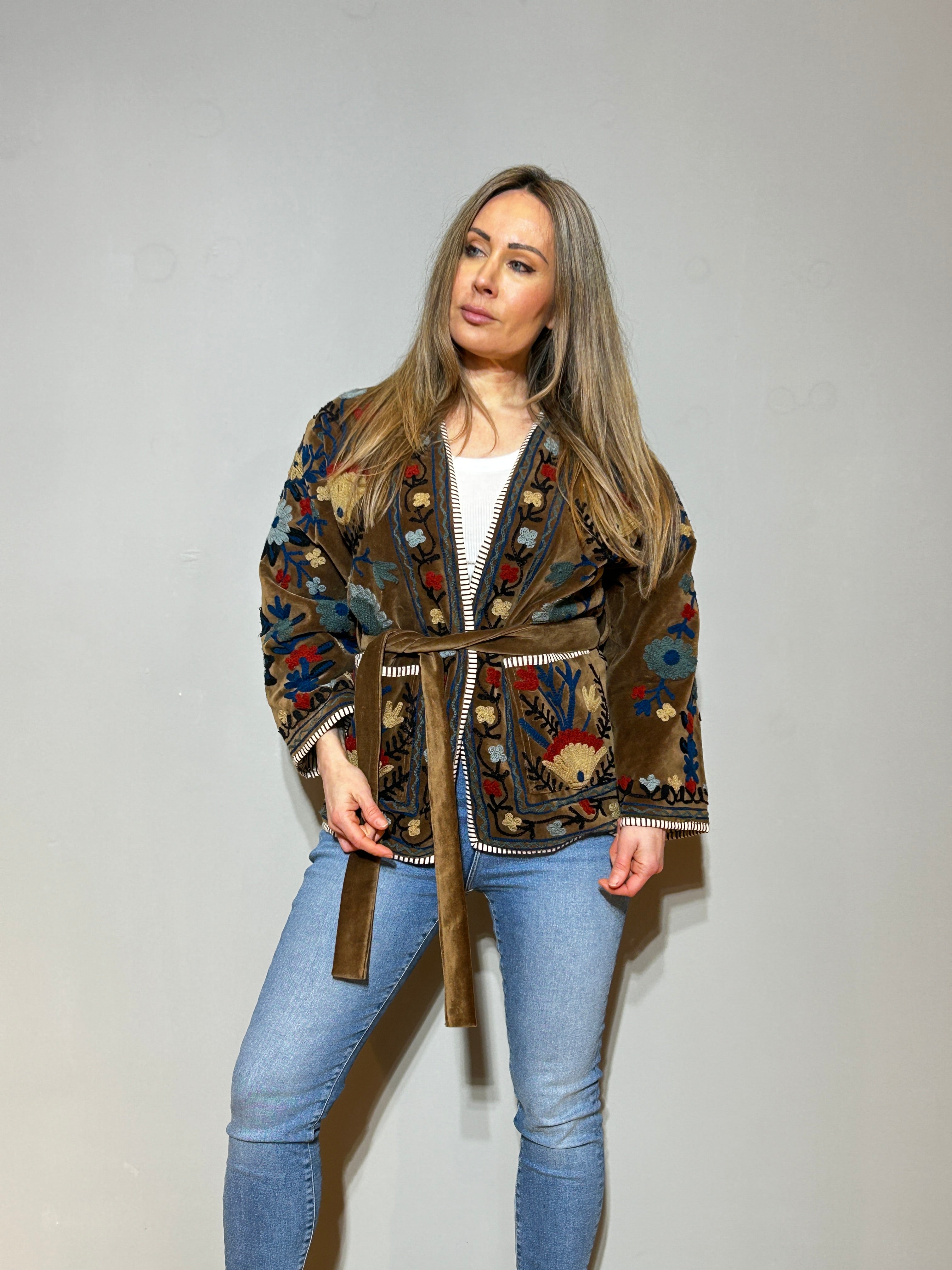 Handbestickter Samt-Suzani-Kimono-Jacke – Braun