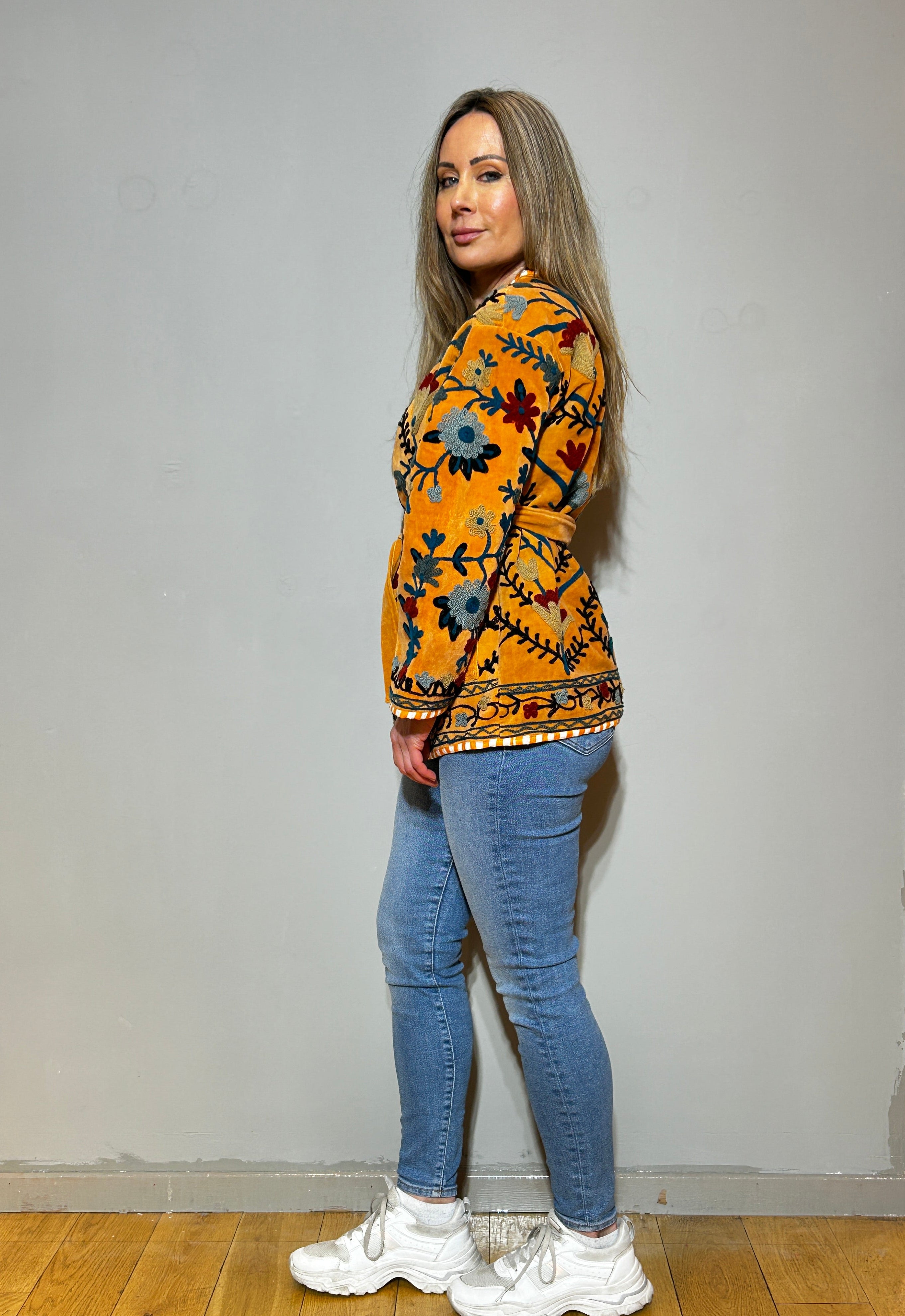 Handbestickte Suzani Samt-Kimono-Jacke – Safrangold