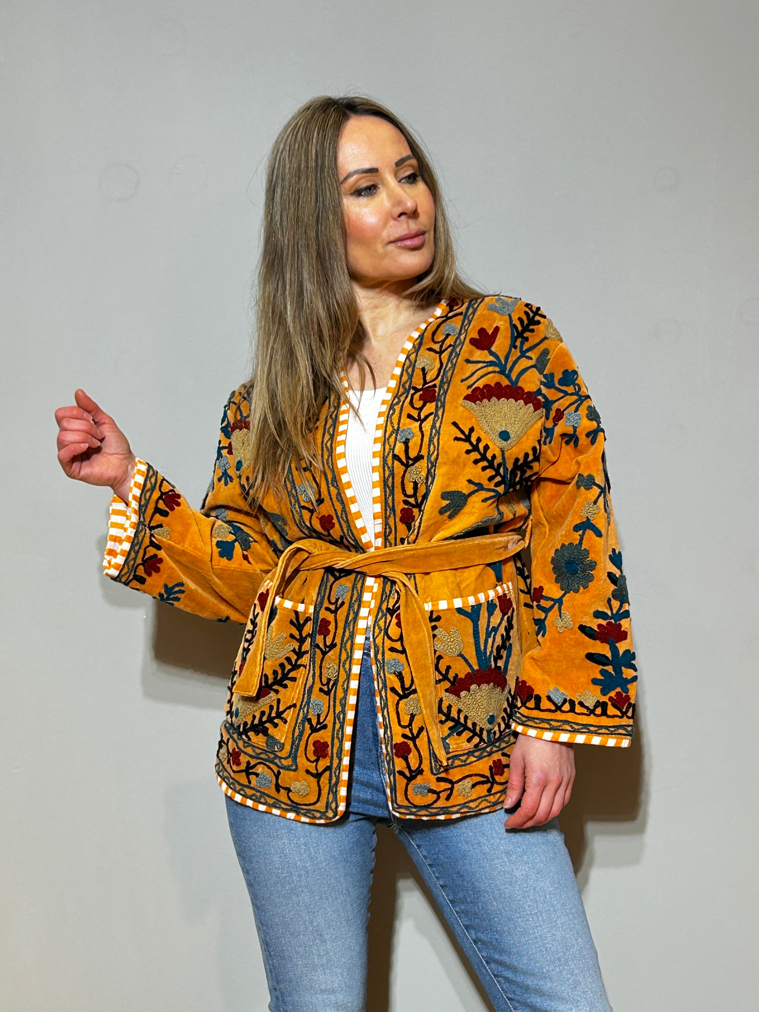 Handbestickte Suzani Samt-Kimono-Jacke – Safrangold