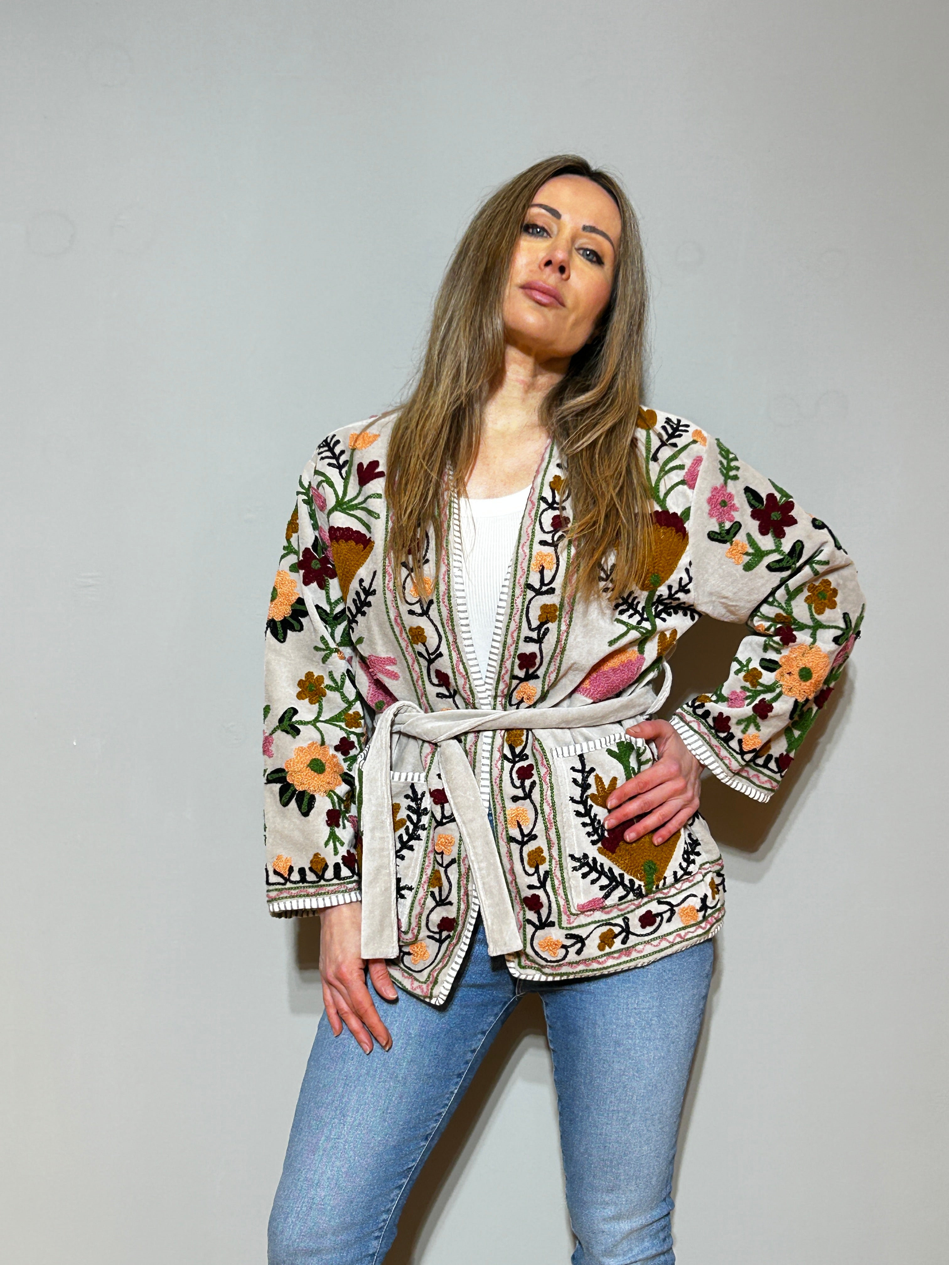 Handbestickter Samt Suzani Kimono Jacke - Elfenbeinblüte