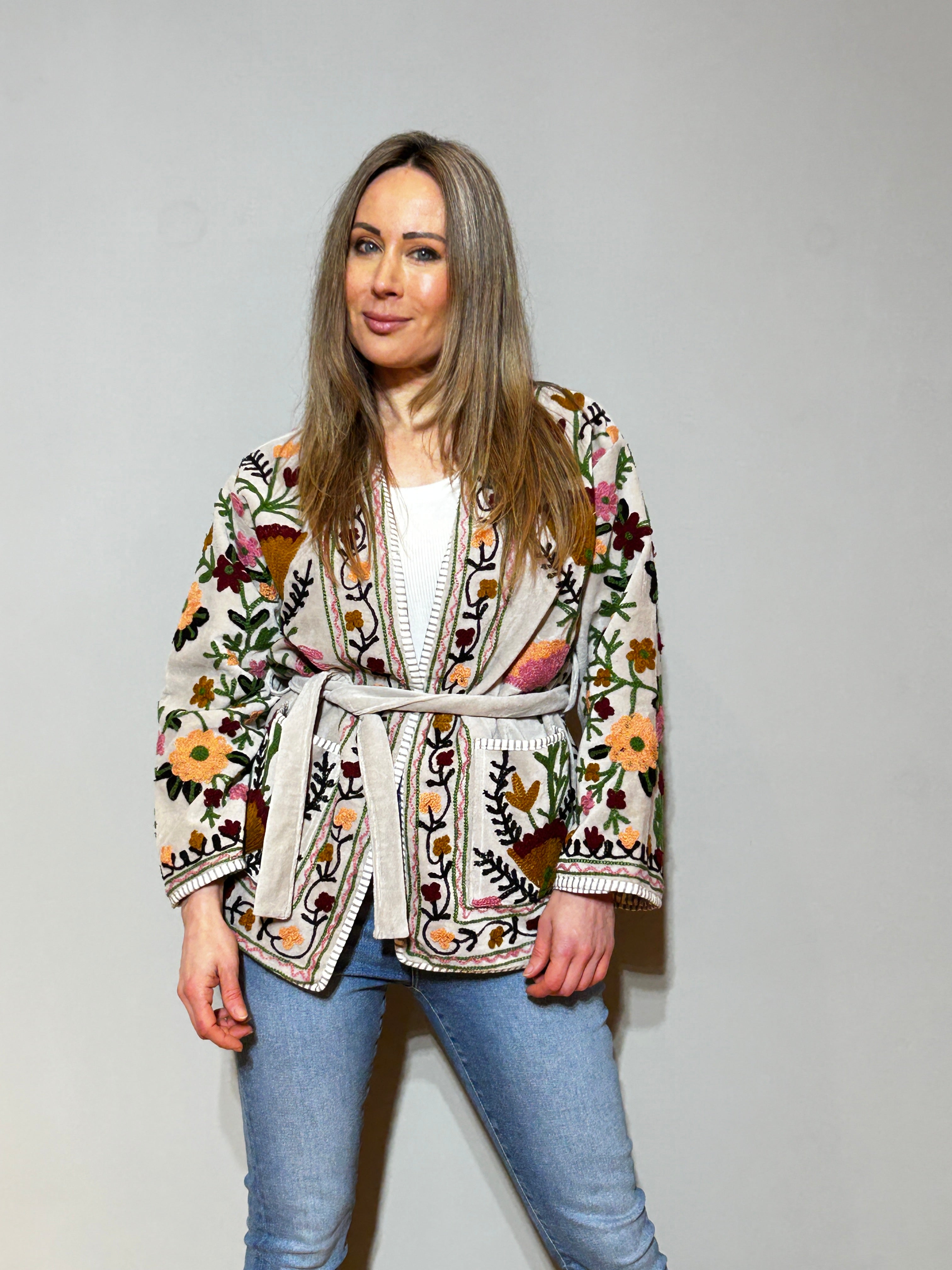 Handbestickter Samt Suzani Kimono Jacke - Elfenbeinblüte