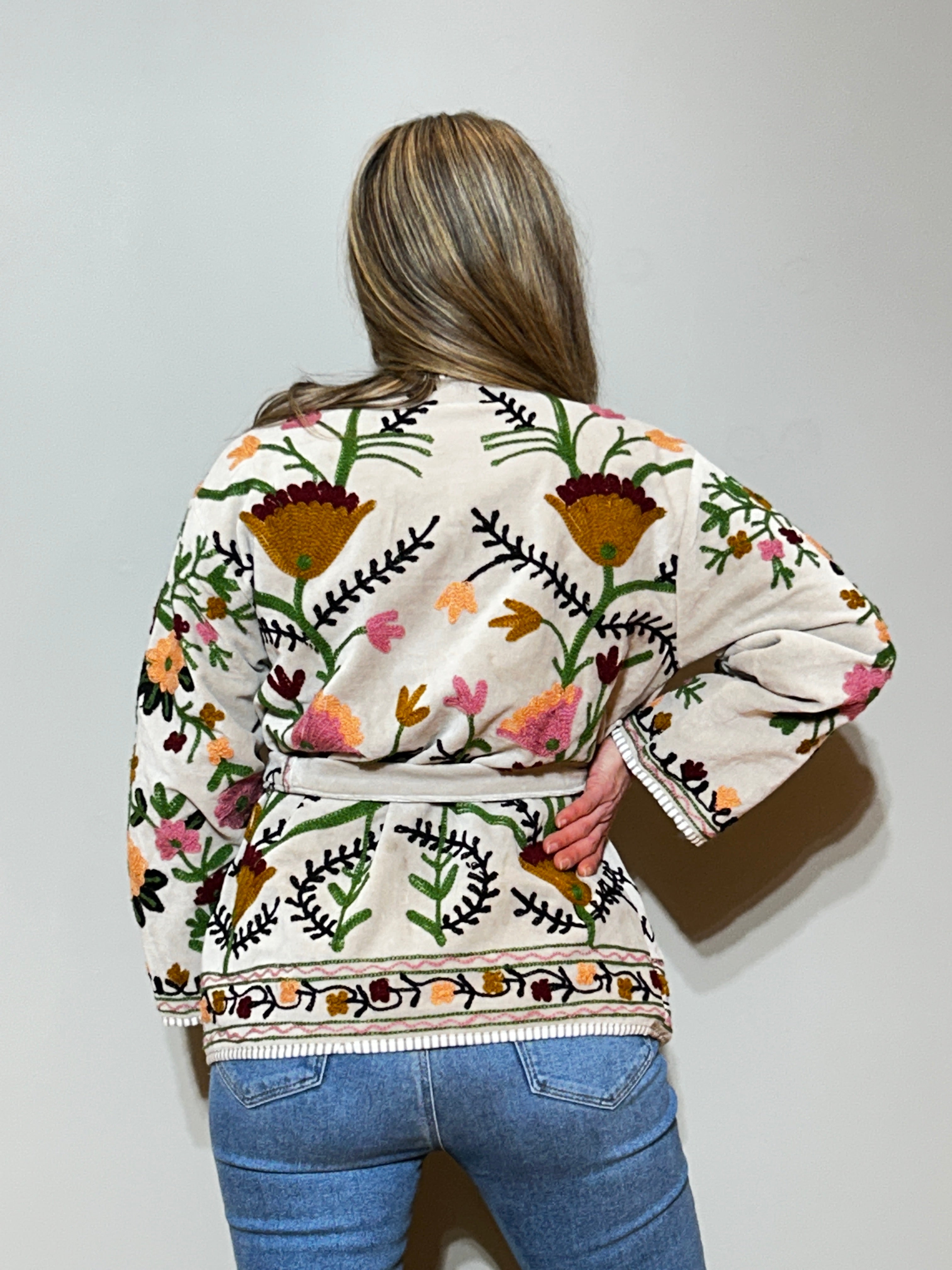 Handbestickter Samt Suzani Kimono Jacke - Elfenbeinblüte
