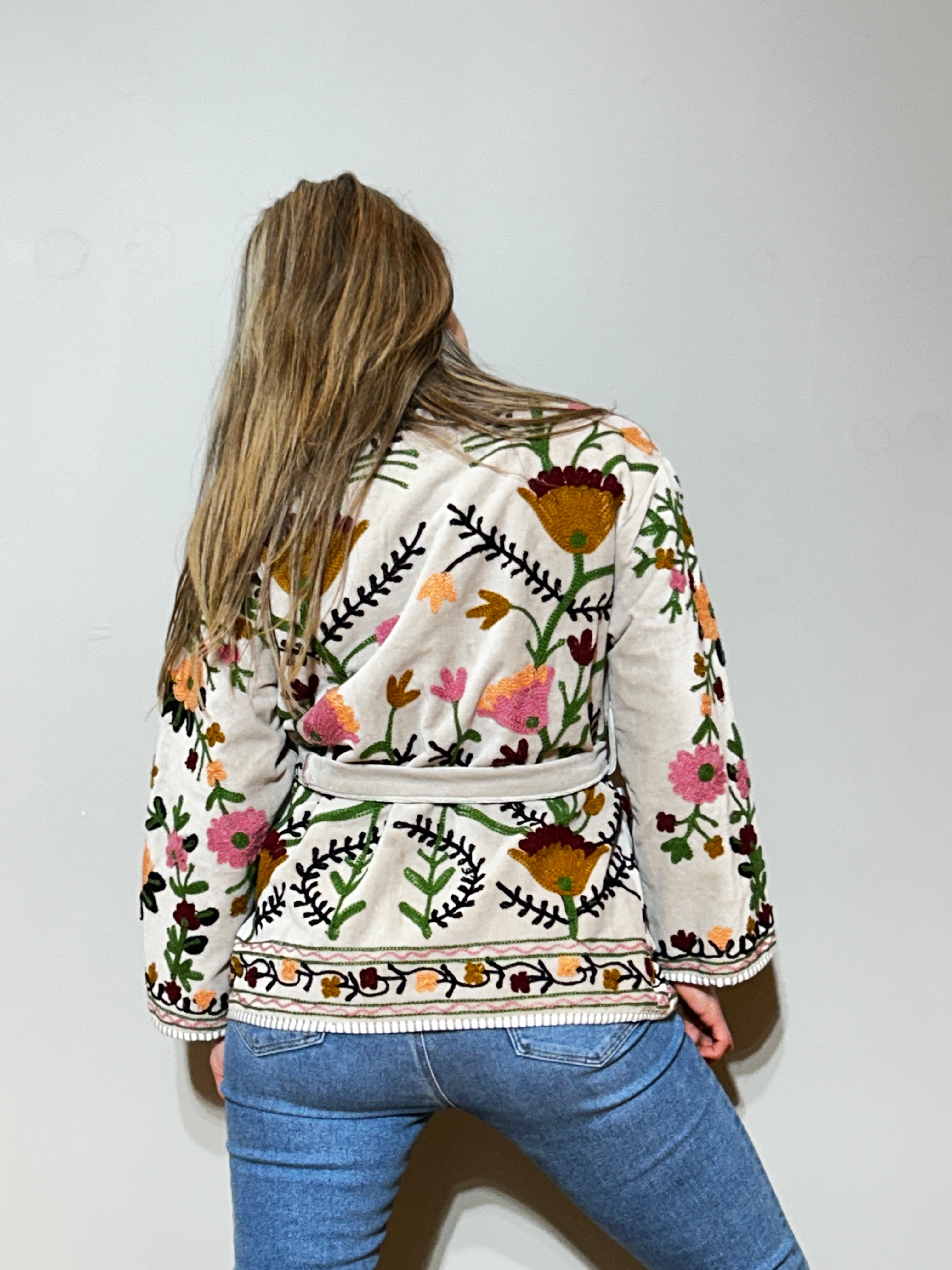 Handbestickter Samt Suzani Kimono Jacke - Elfenbeinblüte