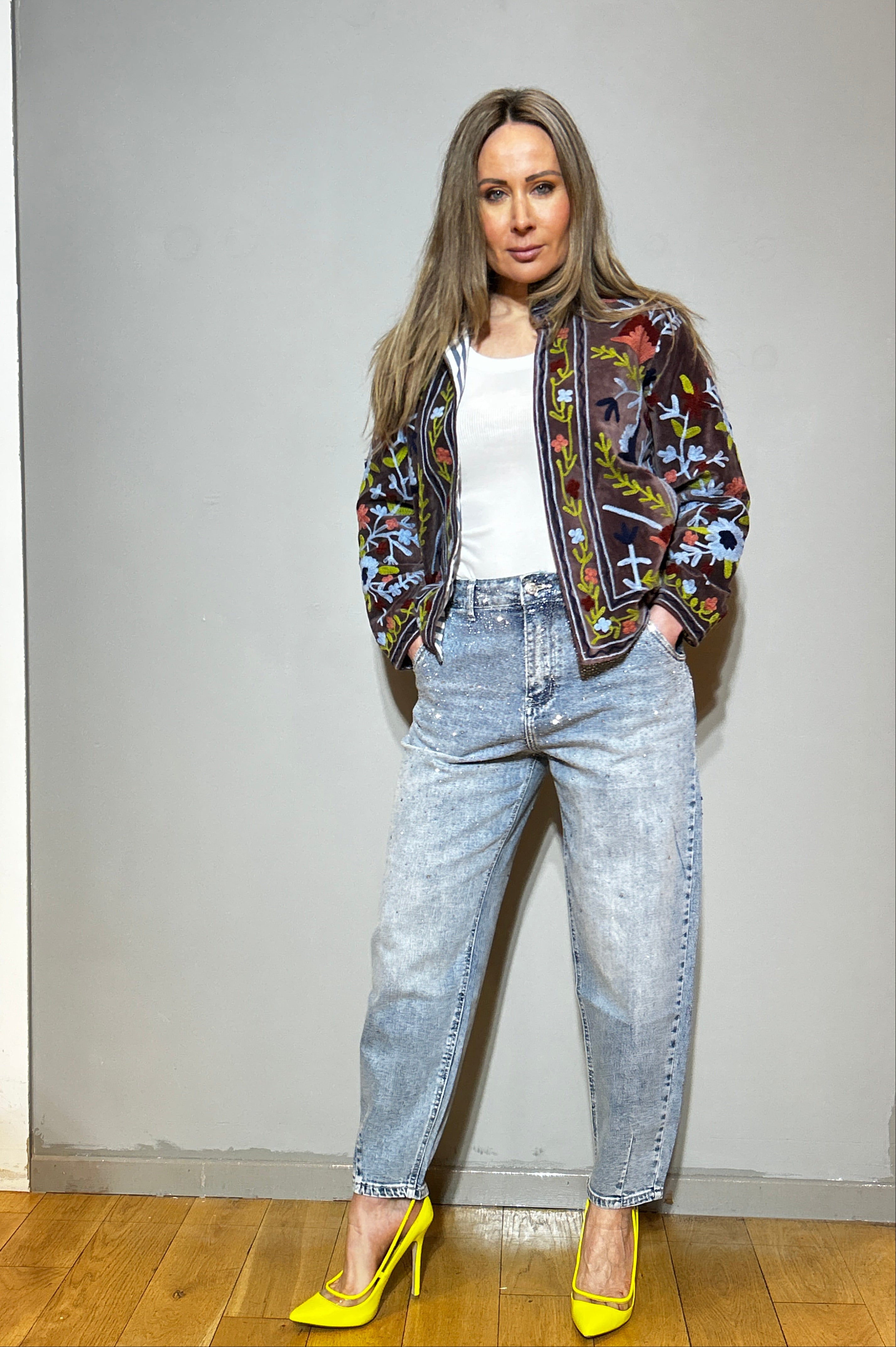 Handbestickte Suzani-Jacke aus Samt – Schokobraun