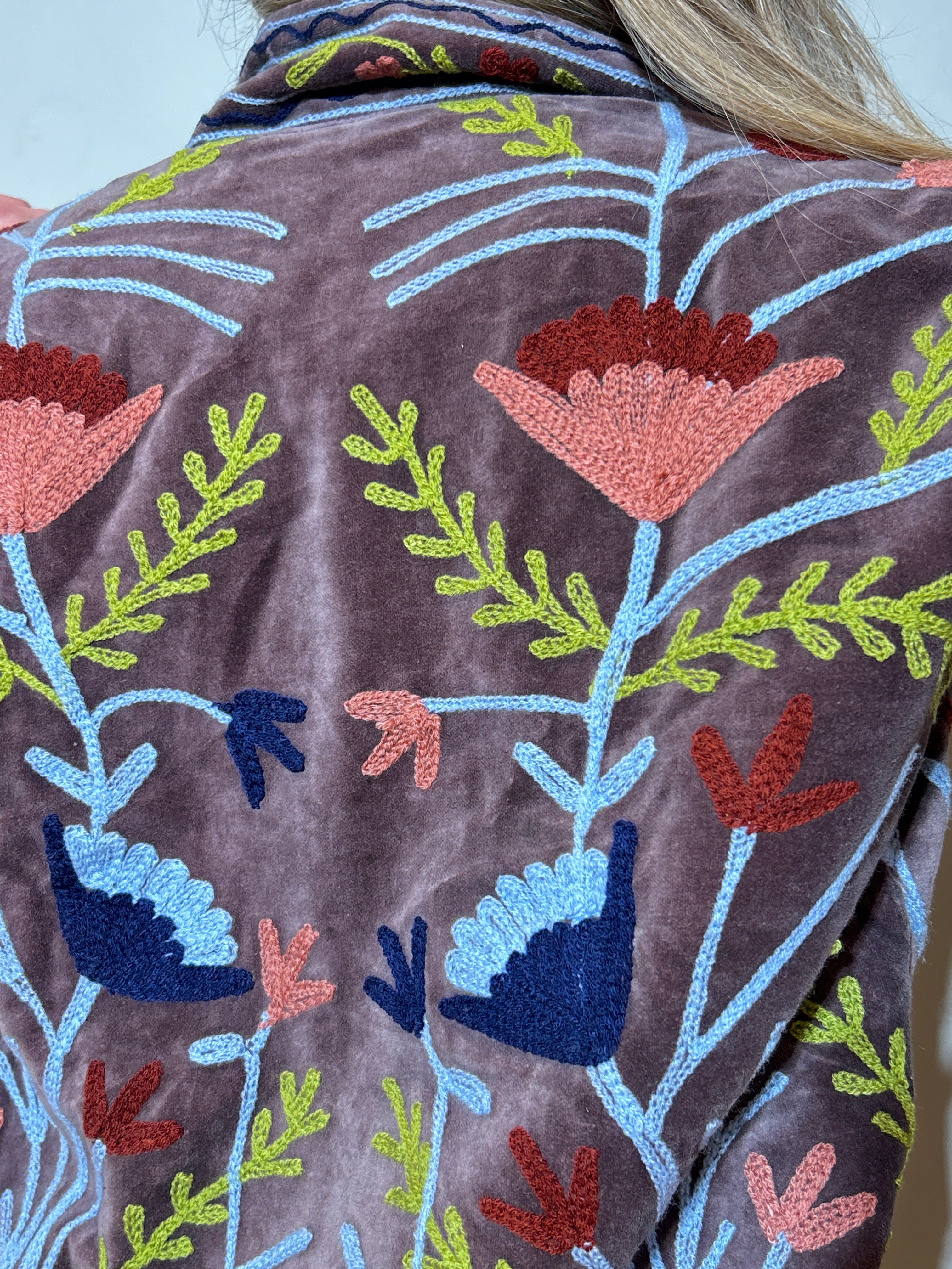 Handbestickte Suzani-Jacke aus Samt – Schokobraun