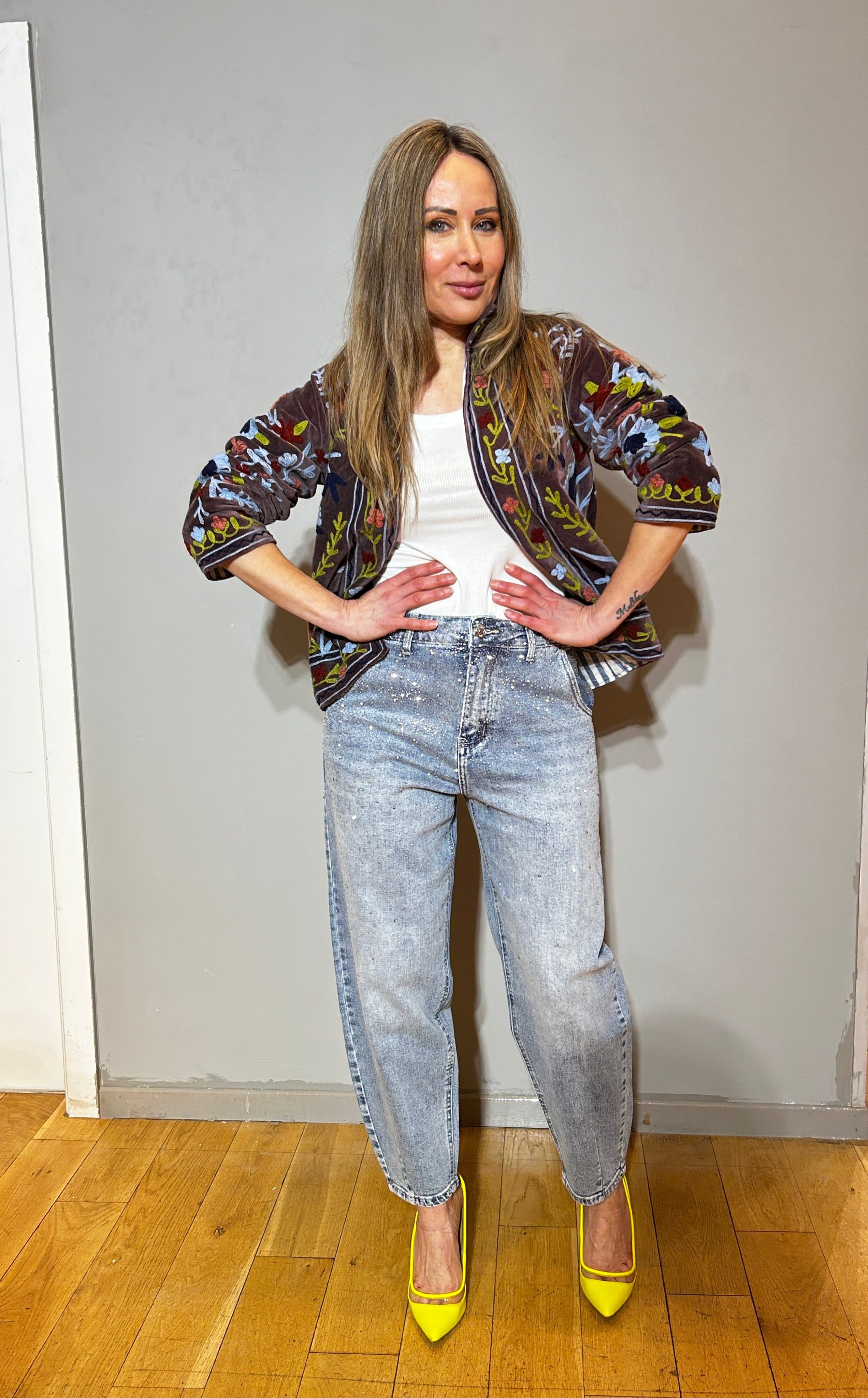 Handbestickte Suzani-Jacke aus Samt – Schokobraun
