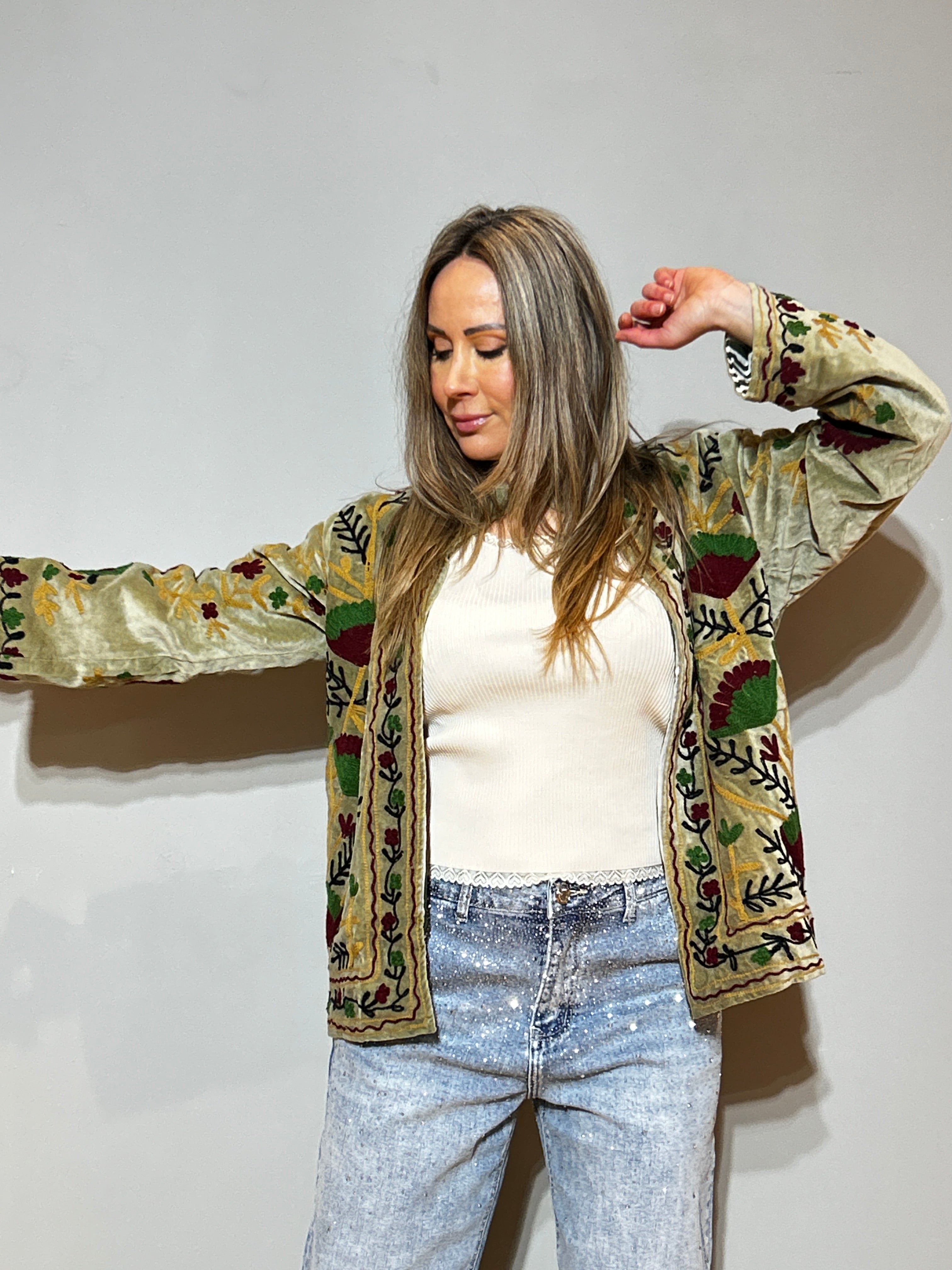 Suzani Samtjacke, handbestickt – Olivgold