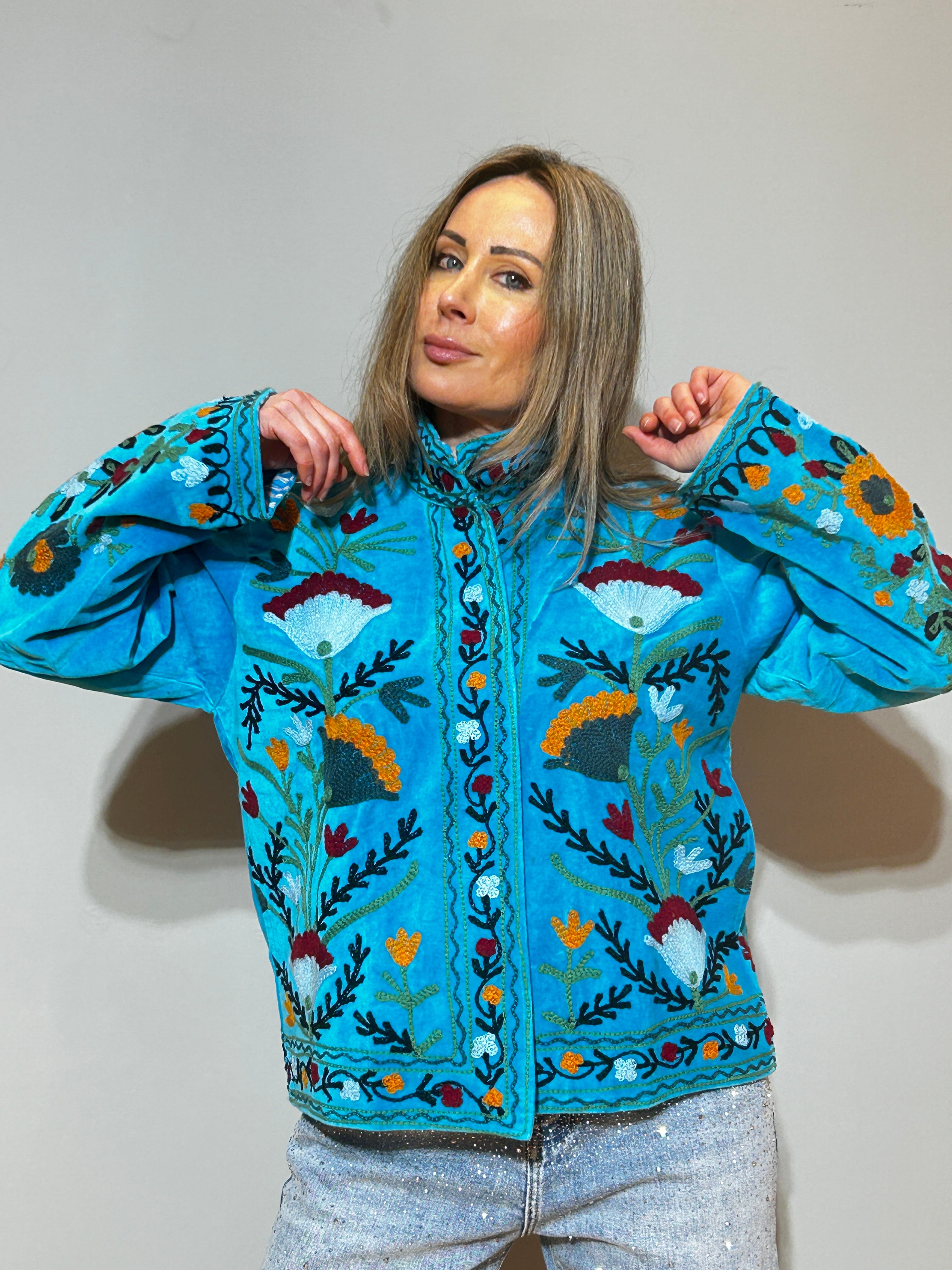 Suzani Handbestickte Samtjacke – Türkiser Garten