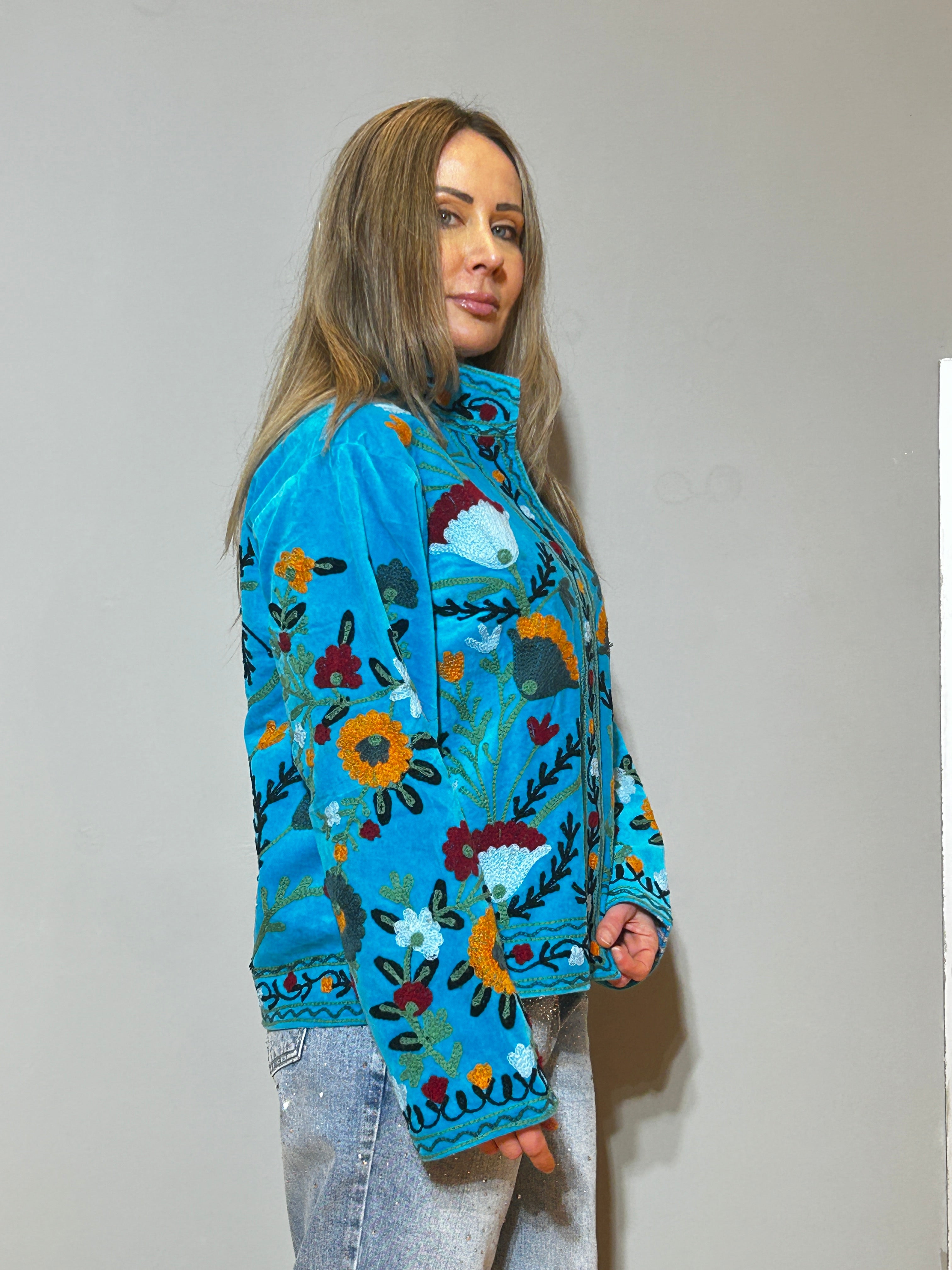 Suzani Handbestickte Samtjacke – Türkiser Garten
