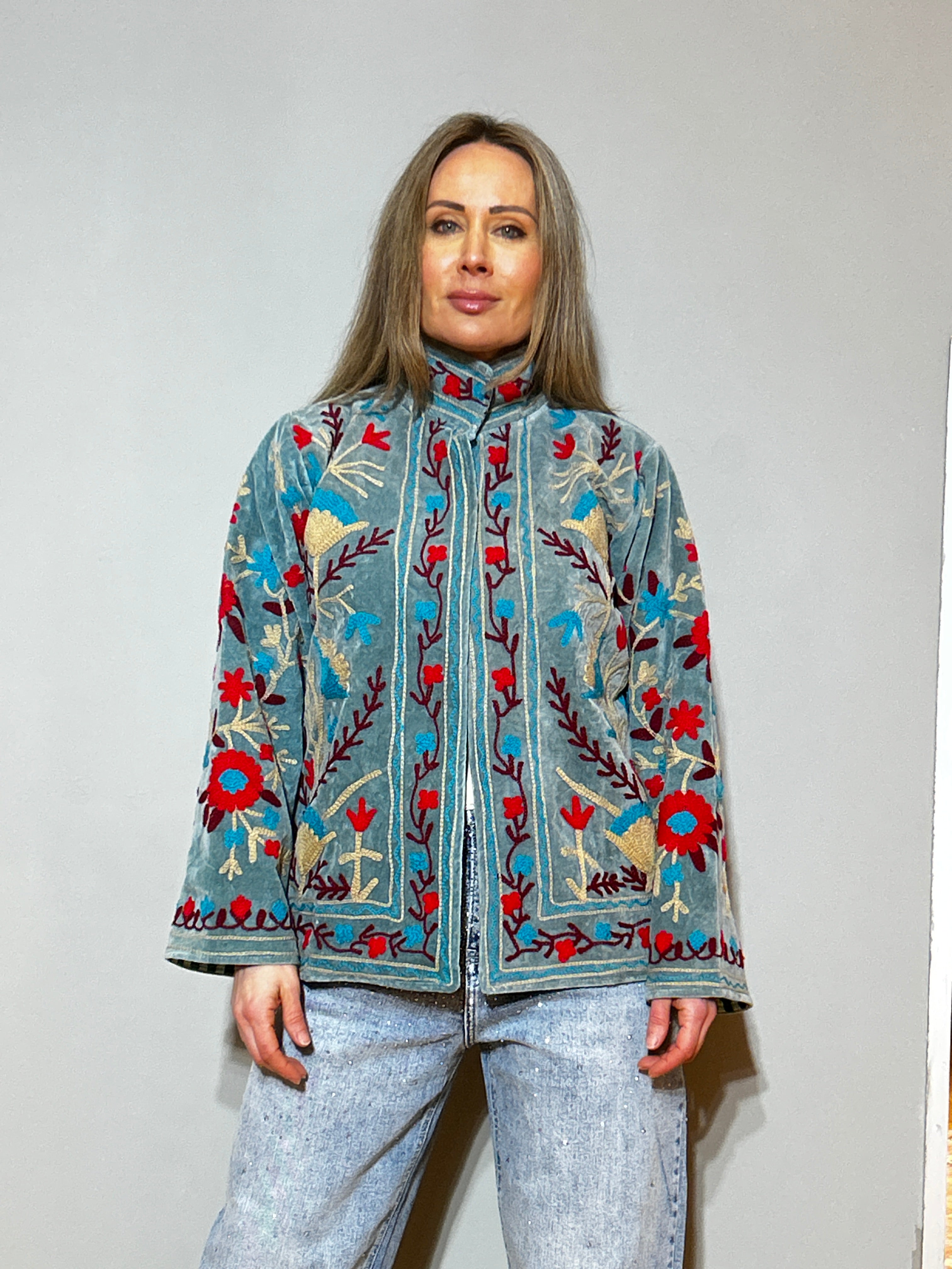 Suzani Handbestickte Samtjacke – Salbeiblauer Mohn