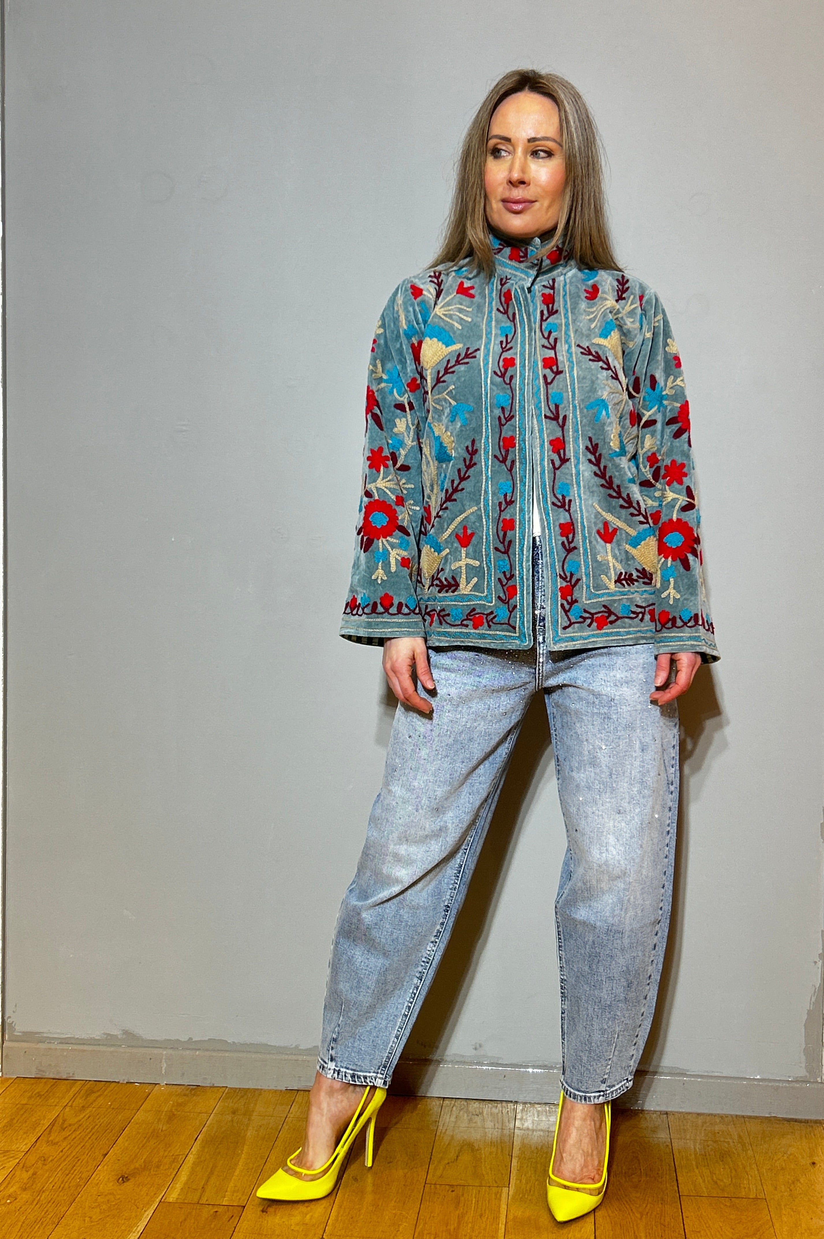 Suzani Handbestickte Samtjacke – Salbeiblauer Mohn