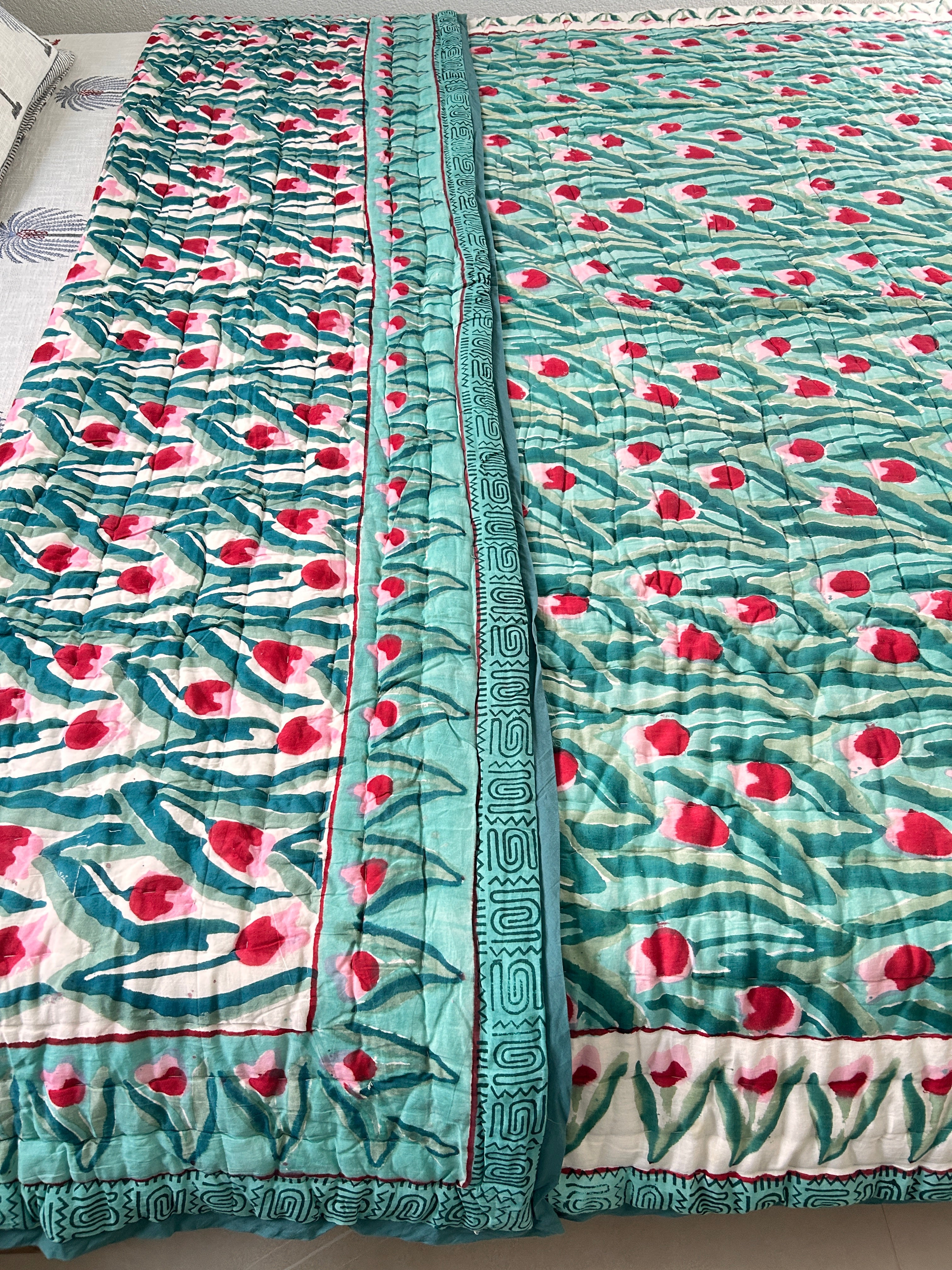 Handbedruckte Wendesteppdecke (Doppelbett) – Türkise Tulpe