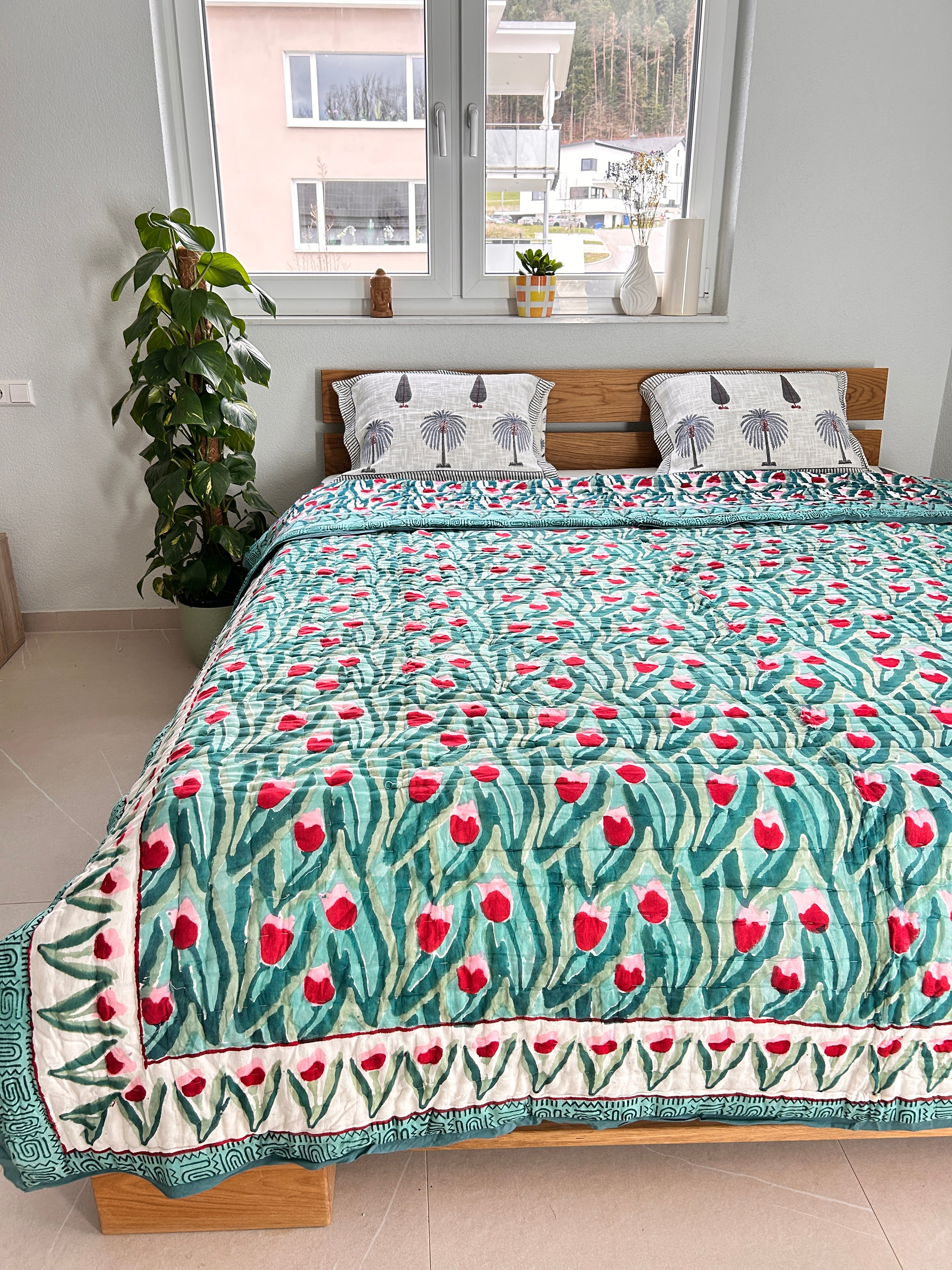 Handbedruckte Wendesteppdecke (Doppelbett) – Türkise Tulpe