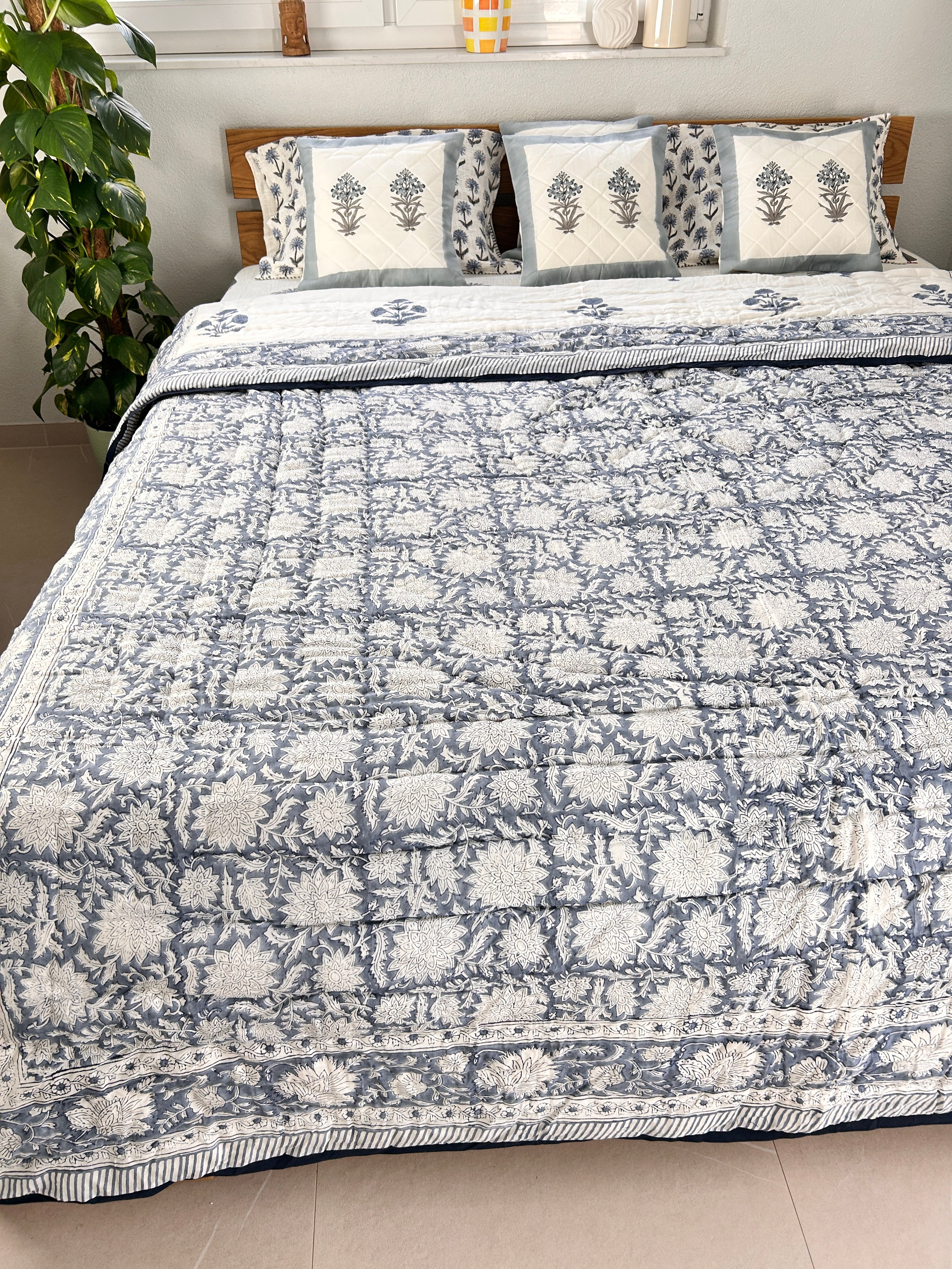Handbedruckte Wendesteppdecke (Doppelbett) – Graues Blumenbouquet