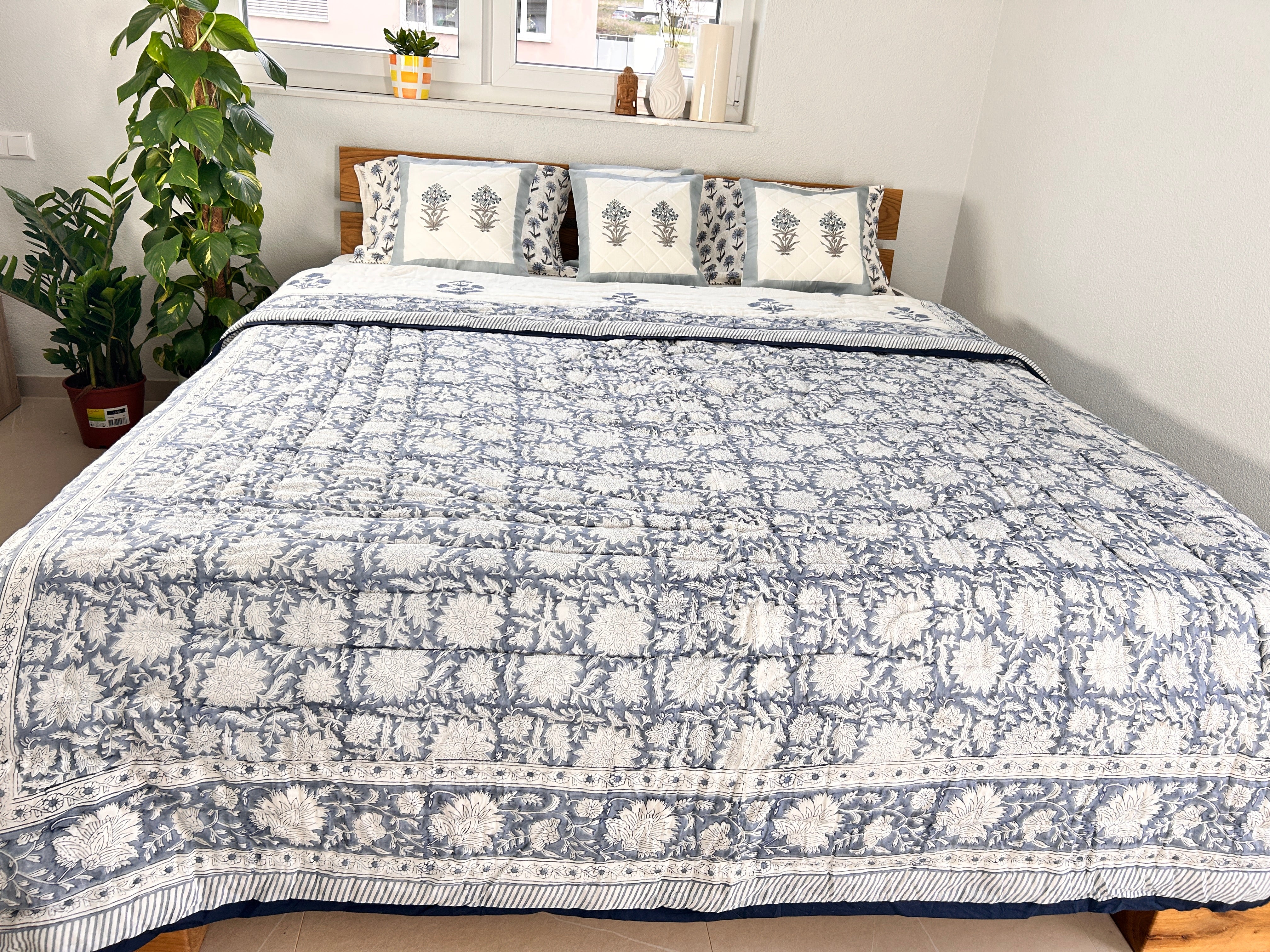 Handbedruckte Wendesteppdecke (Doppelbett) – Graues Blumenbouquet