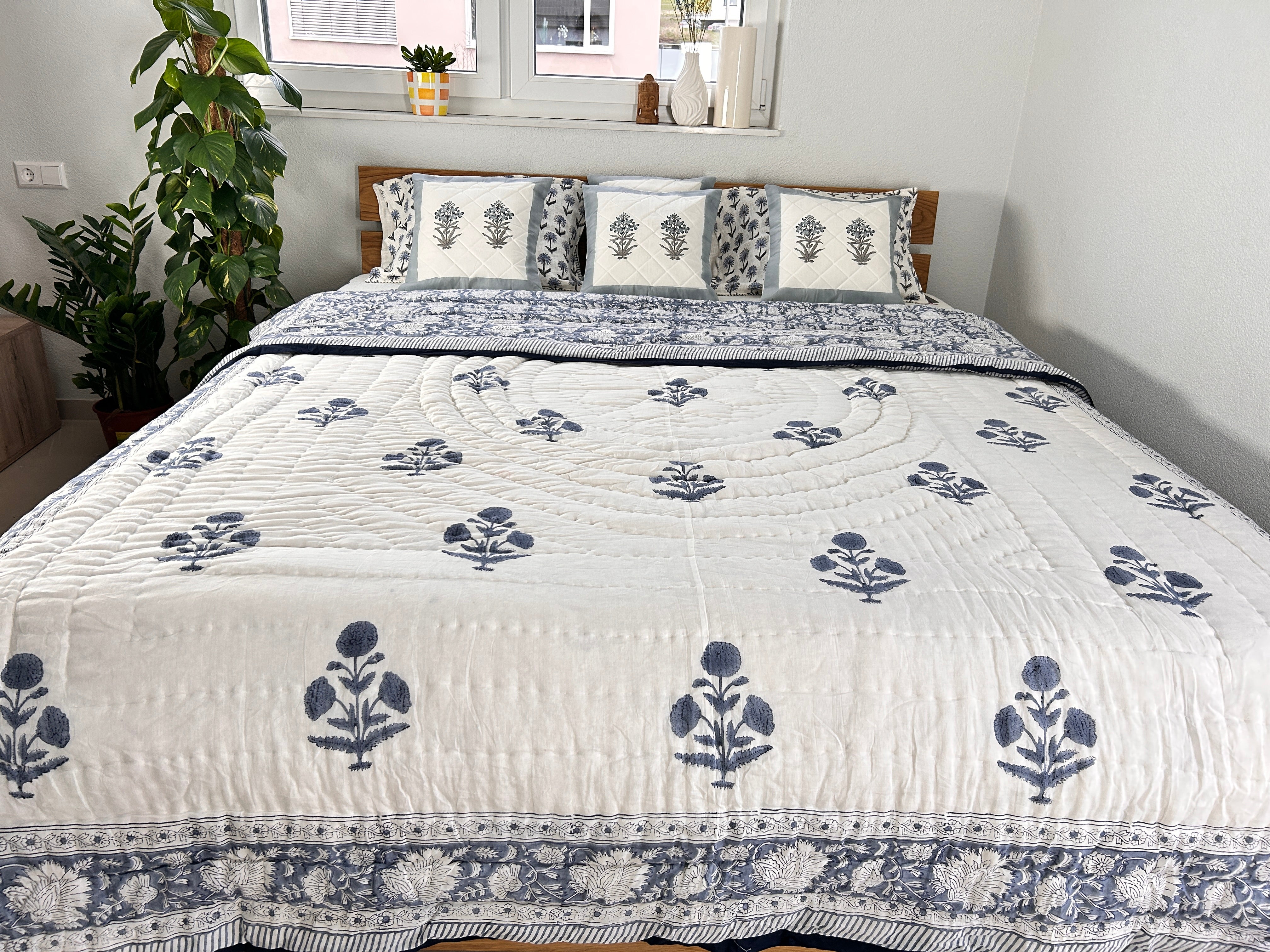 Handbedruckte Wendesteppdecke (Doppelbett) – Graues Blumenbouquet