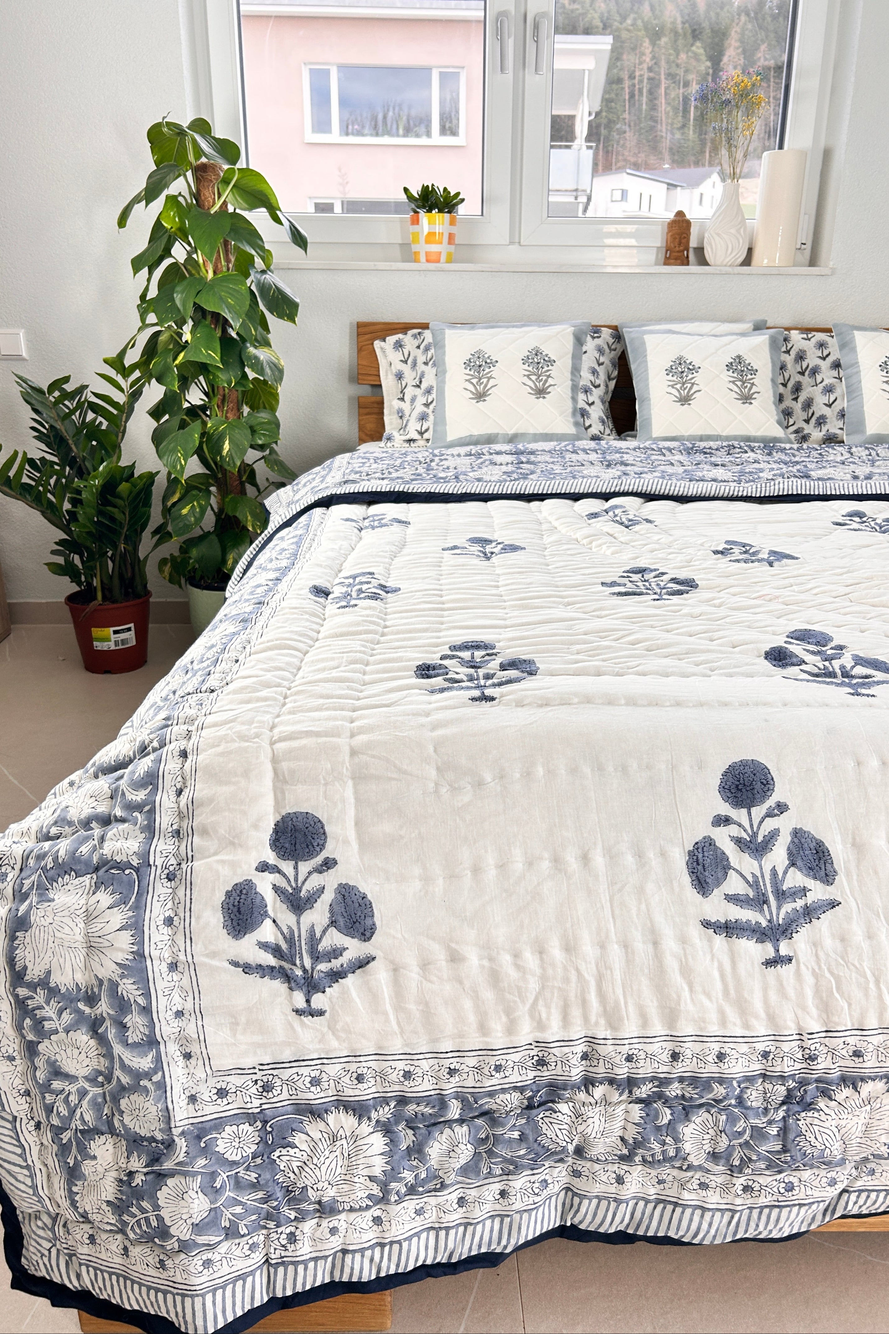 Handbedruckte Wendesteppdecke (Doppelbett) – Graues Blumenbouquet
