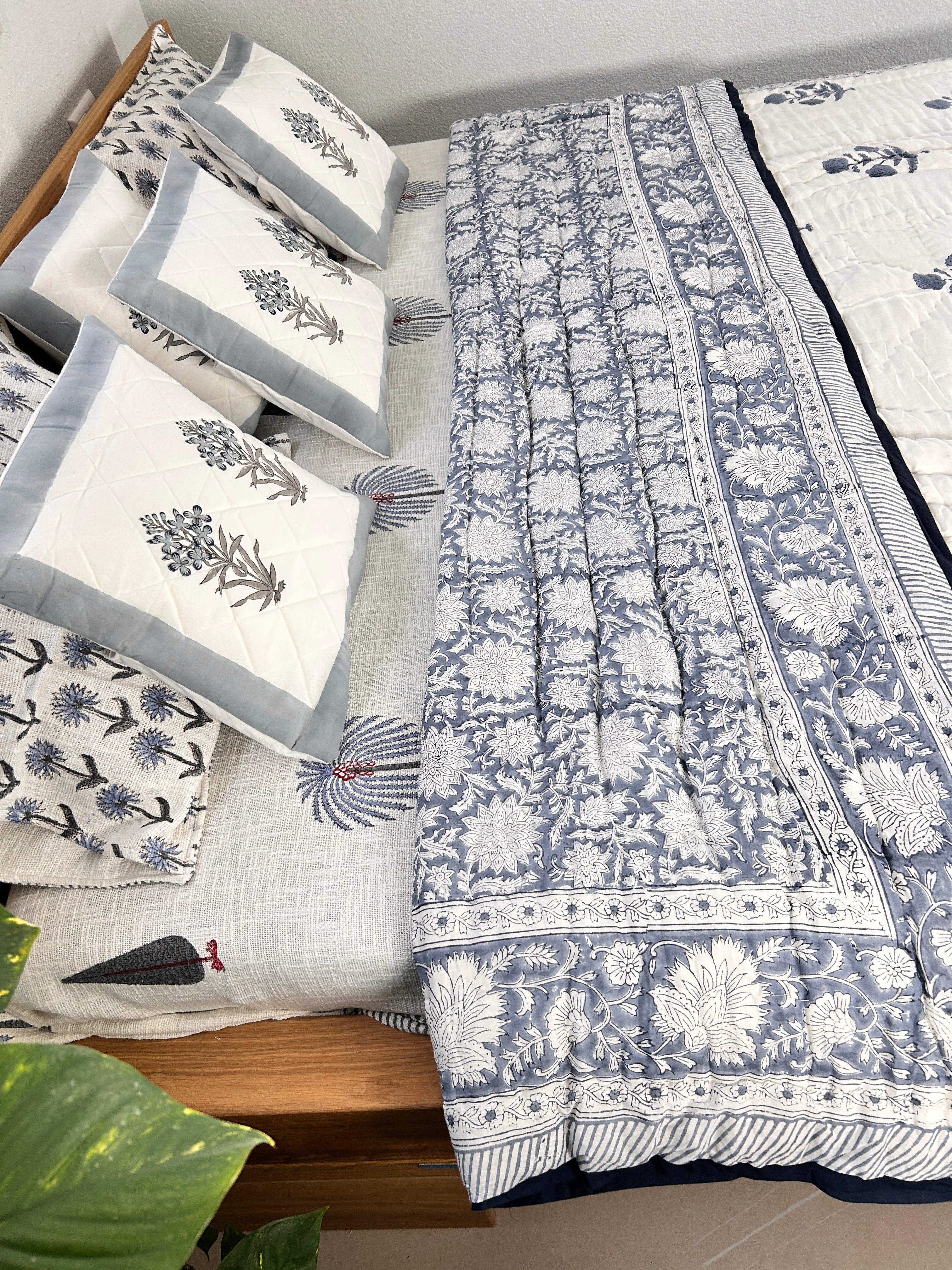 Handbedruckte Wendesteppdecke (Doppelbett) – Graues Blumenbouquet